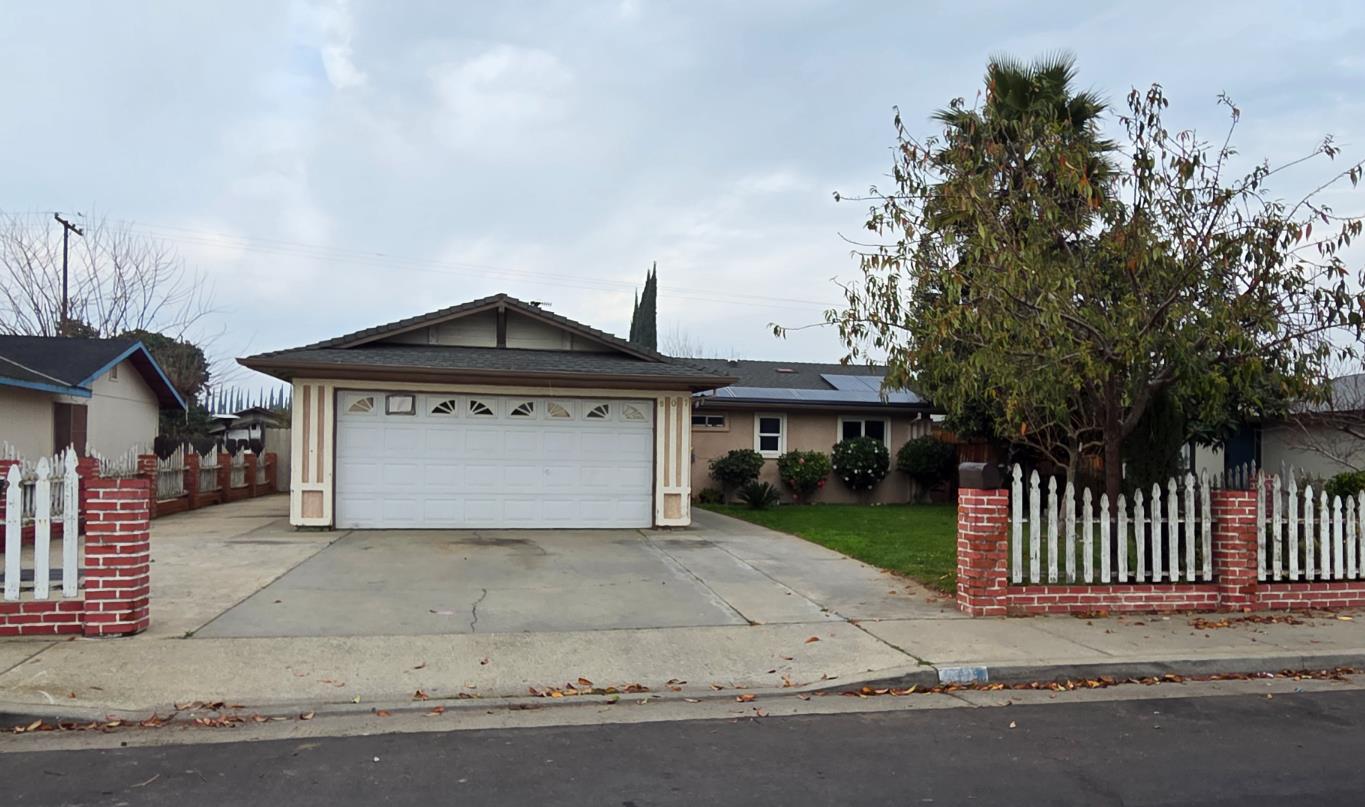 807 Olds Ave, Livingston, CA 95334