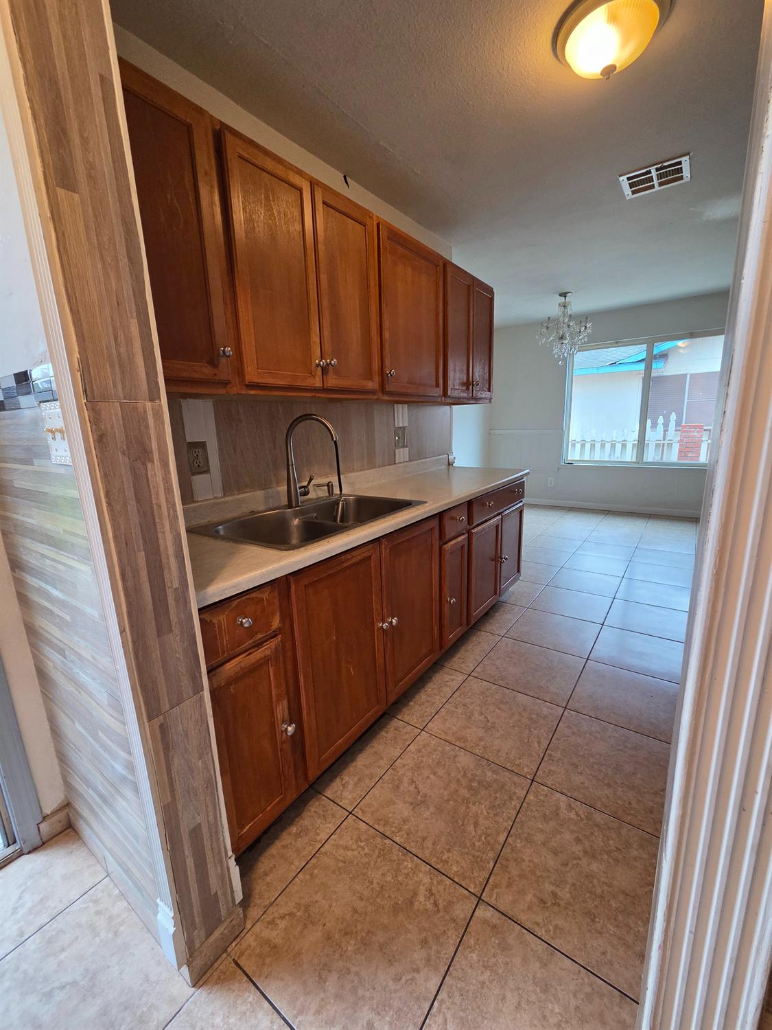 807 Olds Ave, Livingston, CA 95334