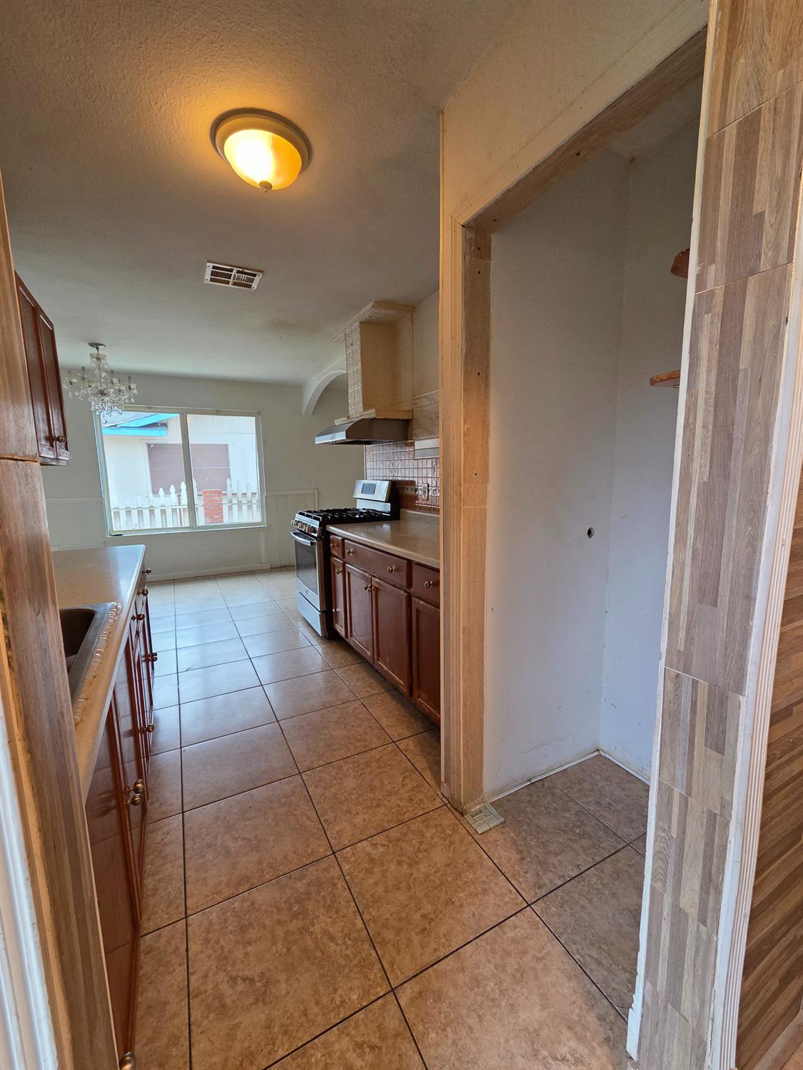 807 Olds Ave, Livingston, CA 95334