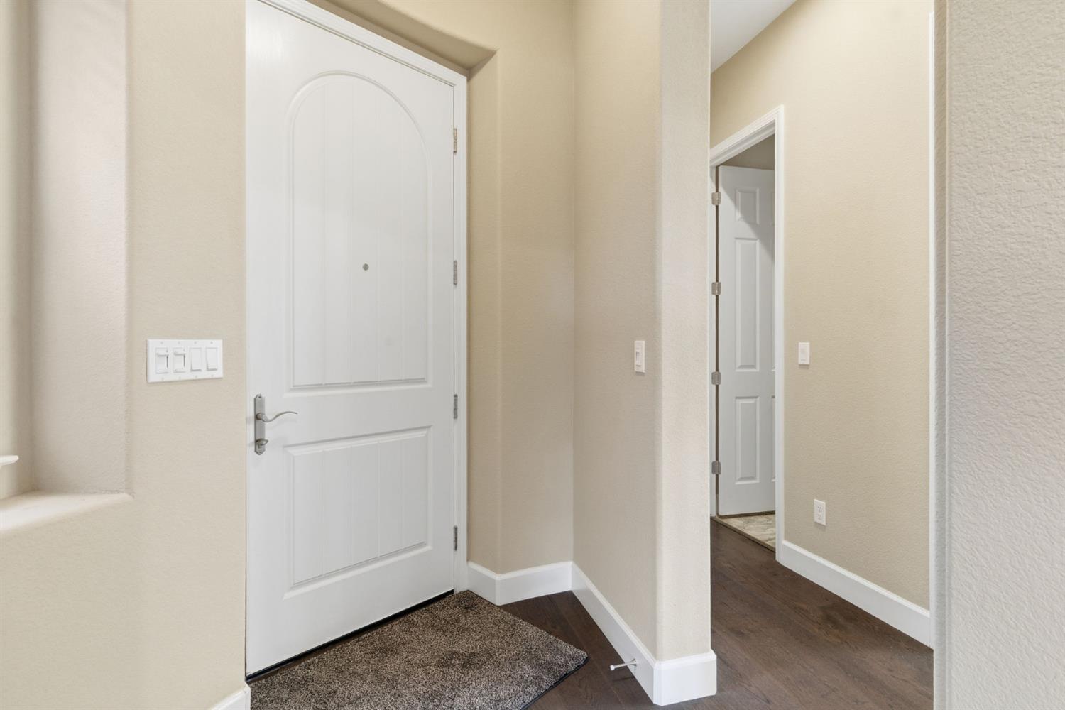 976 Glen Abbey Dr, Manteca, CA 95336