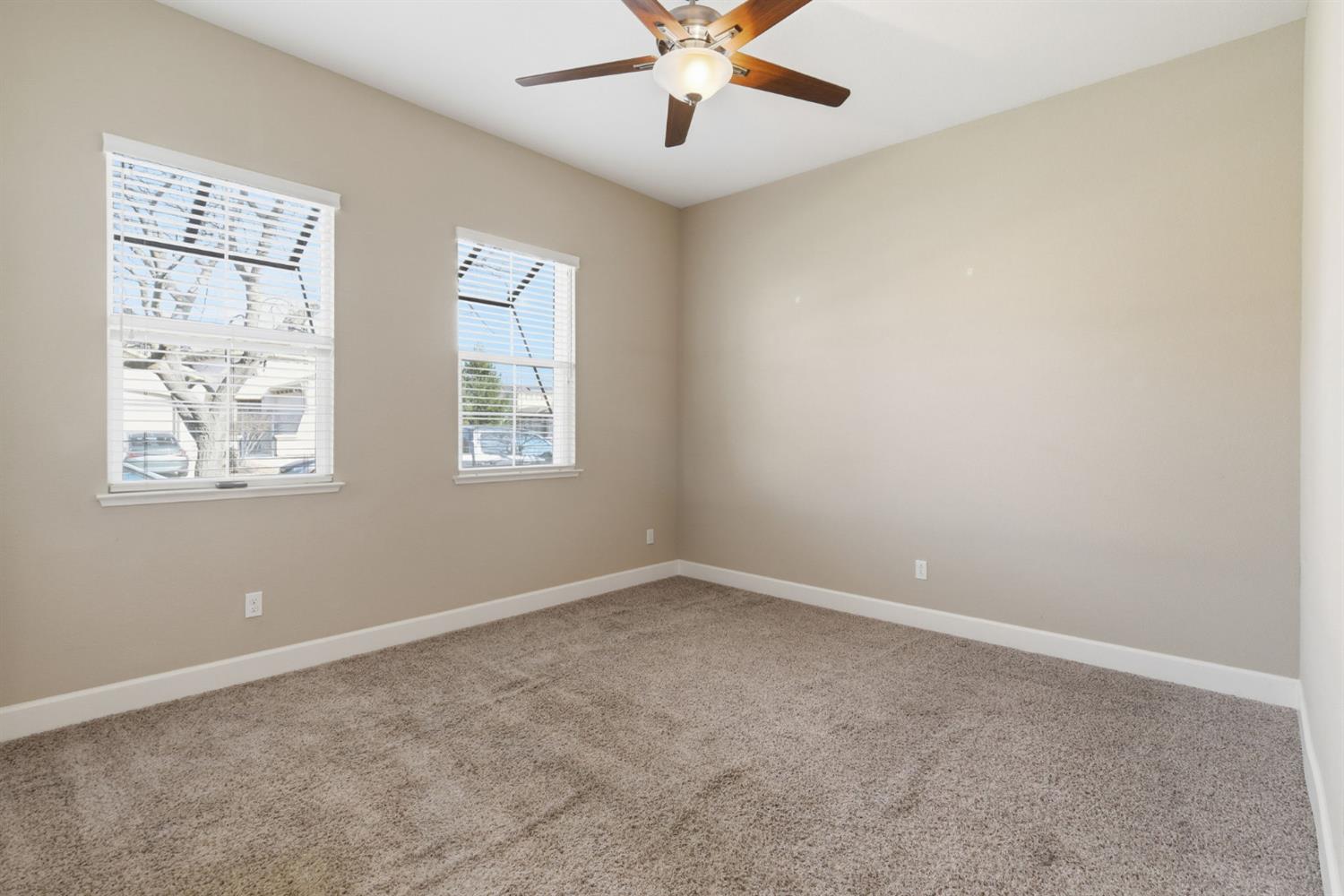 976 Glen Abbey Dr, Manteca, CA 95336