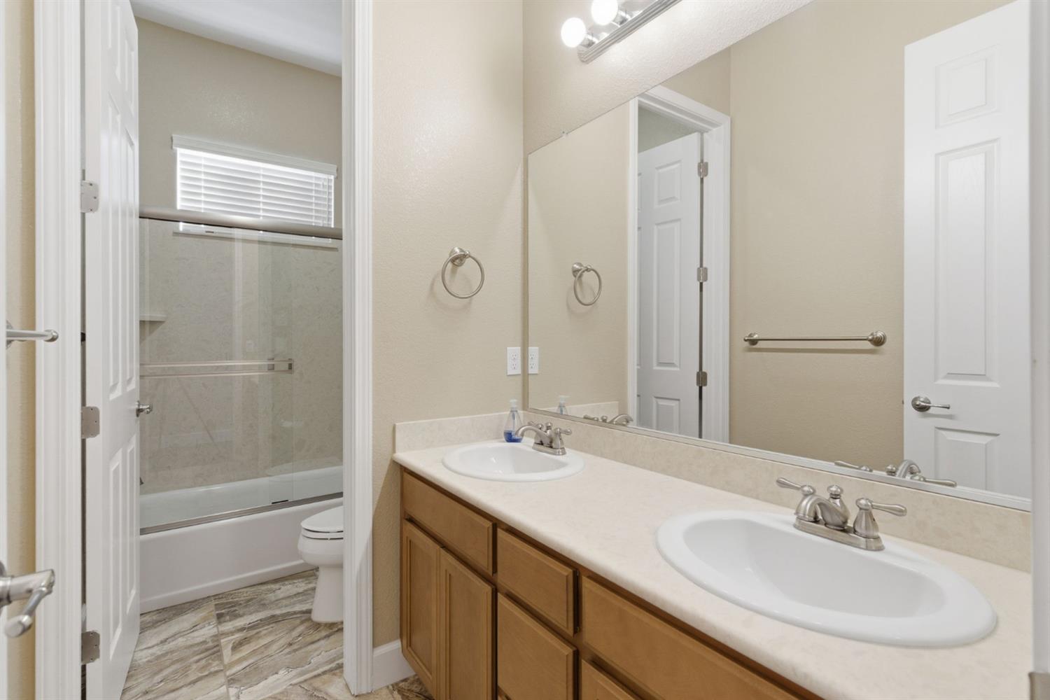 976 Glen Abbey Dr, Manteca, CA 95336