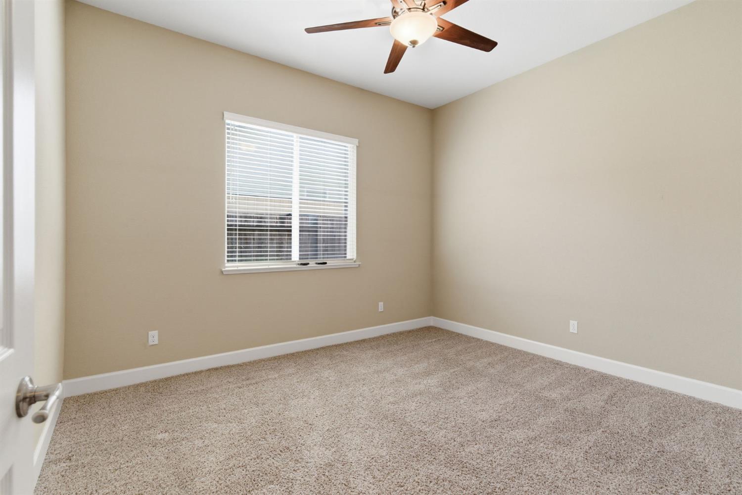 976 Glen Abbey Dr, Manteca, CA 95336