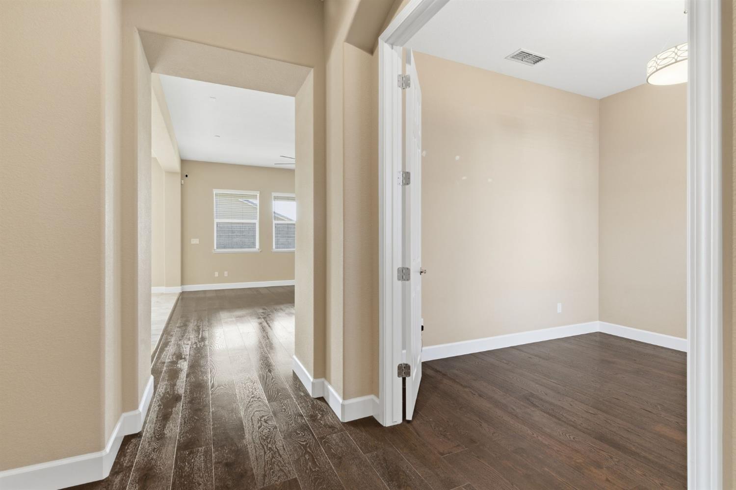 976 Glen Abbey Dr, Manteca, CA 95336