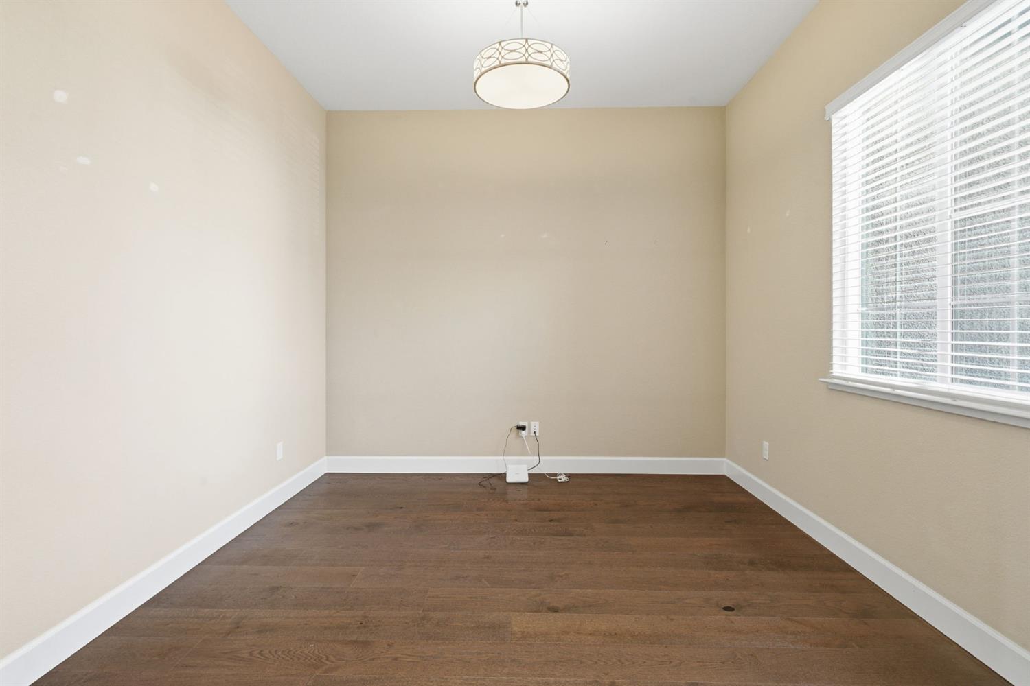 976 Glen Abbey Dr, Manteca, CA 95336