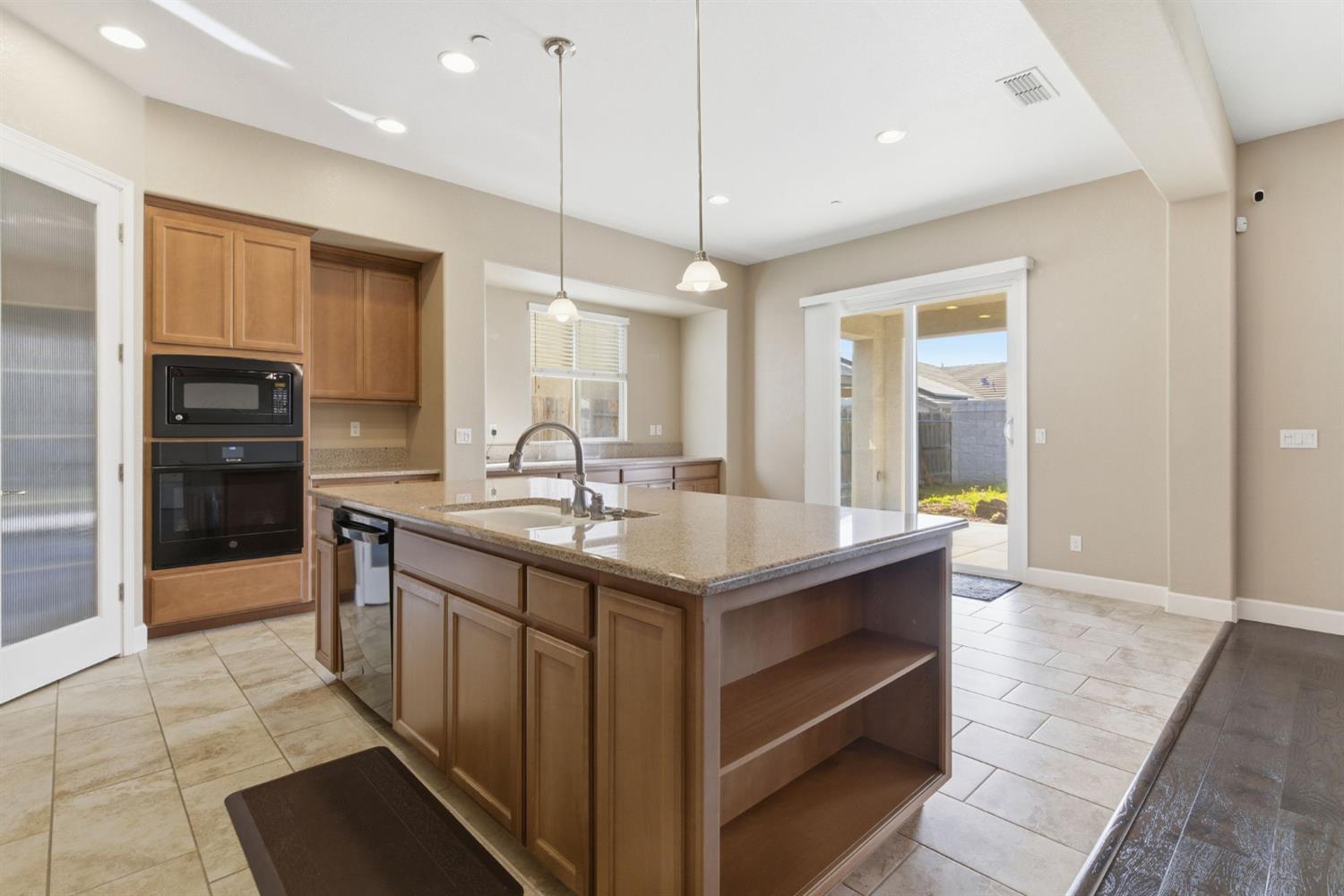 976 Glen Abbey Dr, Manteca, CA 95336