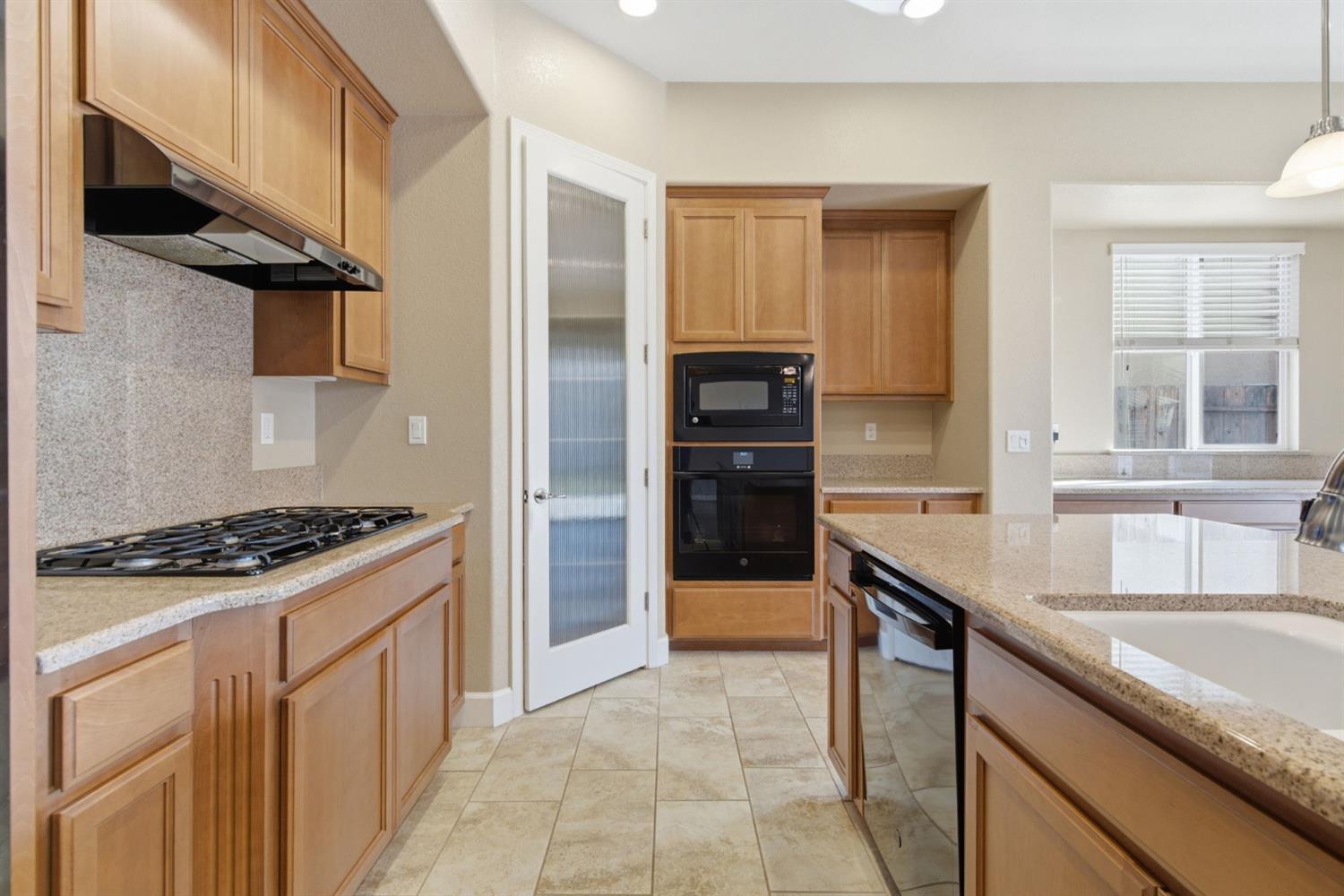 976 Glen Abbey Dr, Manteca, CA 95336