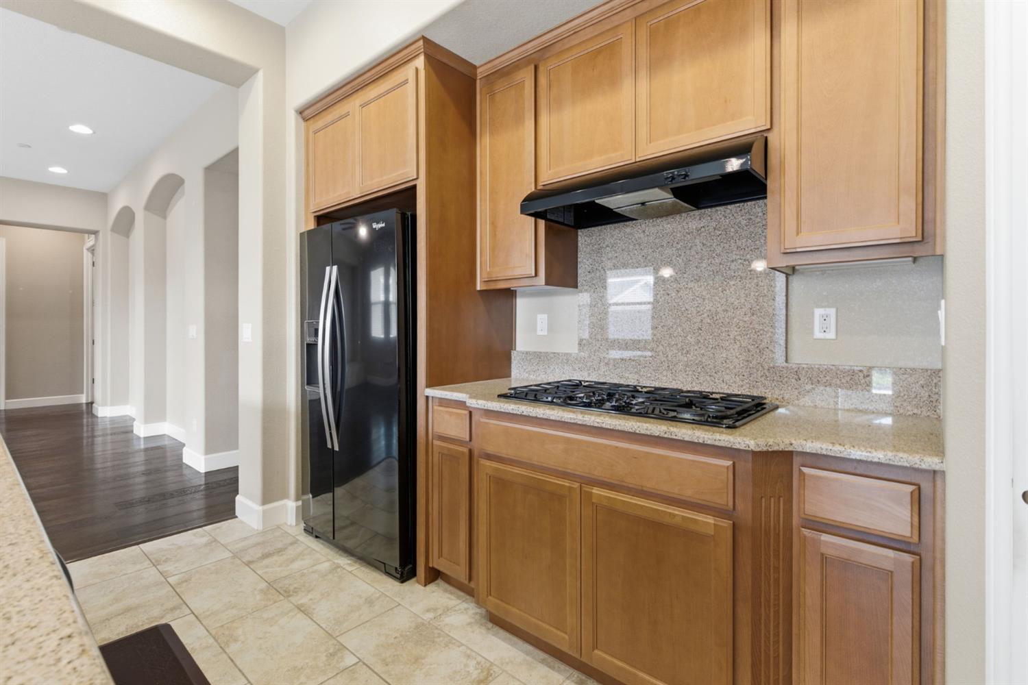 976 Glen Abbey Dr, Manteca, CA 95336