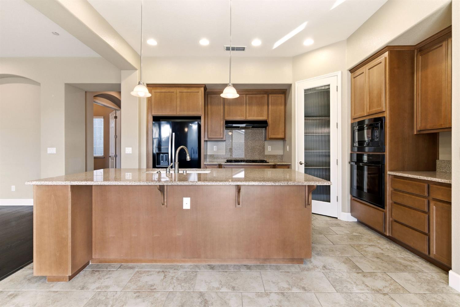 976 Glen Abbey Dr, Manteca, CA 95336