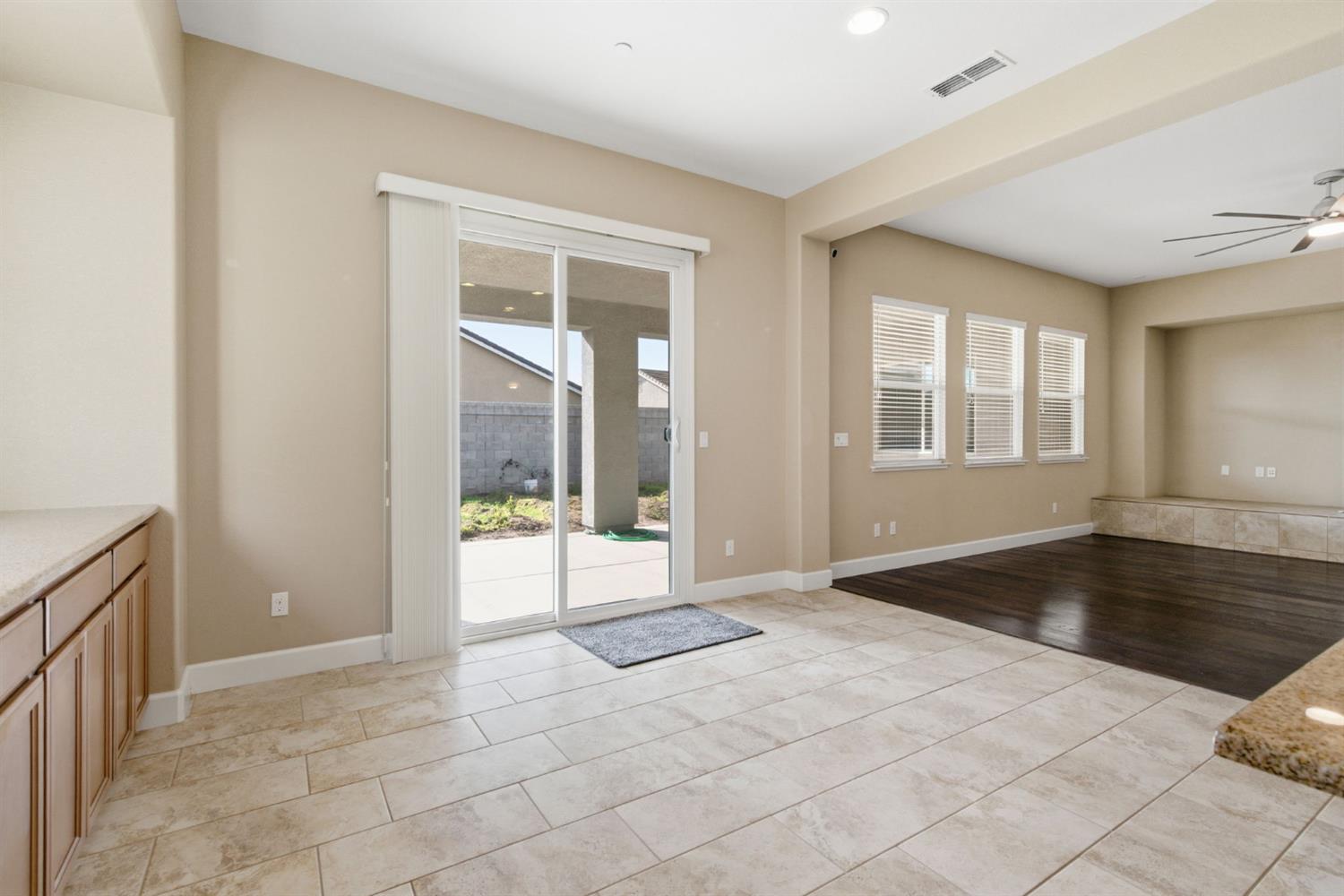 976 Glen Abbey Dr, Manteca, CA 95336