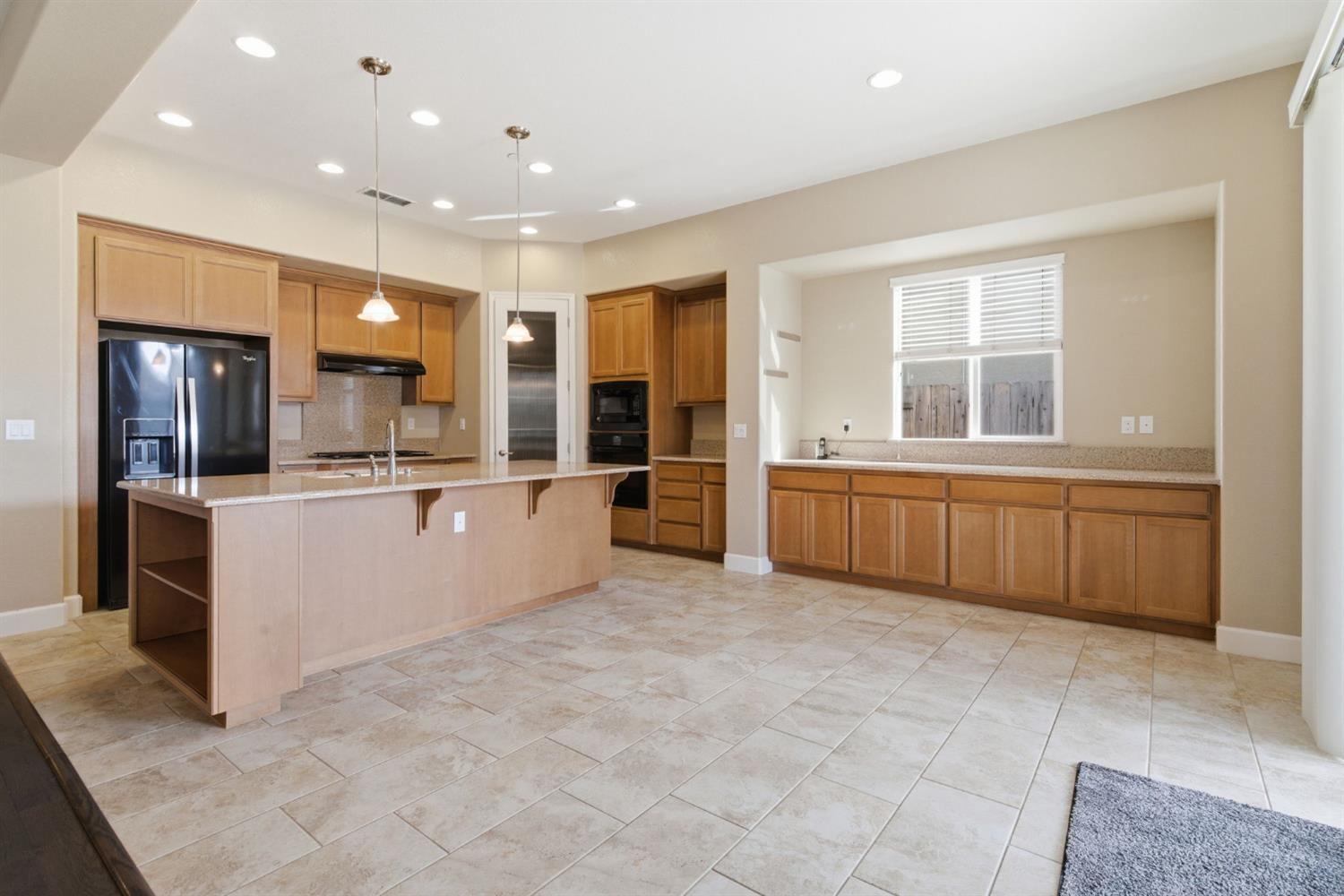 976 Glen Abbey Dr, Manteca, CA 95336