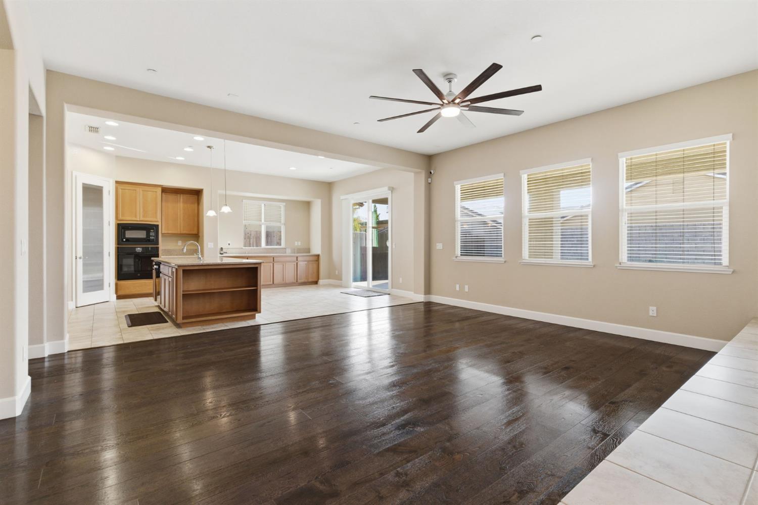 976 Glen Abbey Dr, Manteca, CA 95336