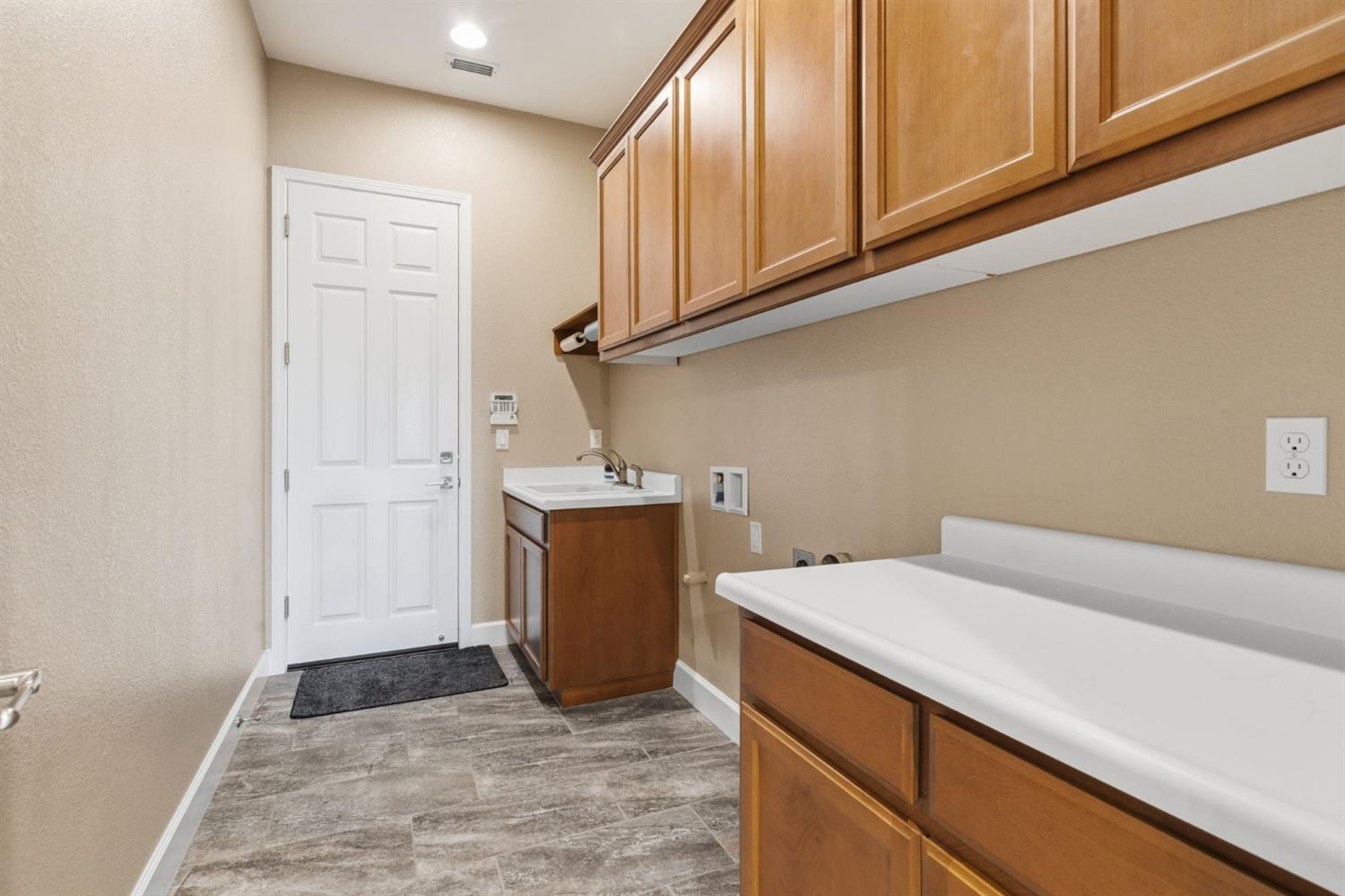 976 Glen Abbey Dr, Manteca, CA 95336