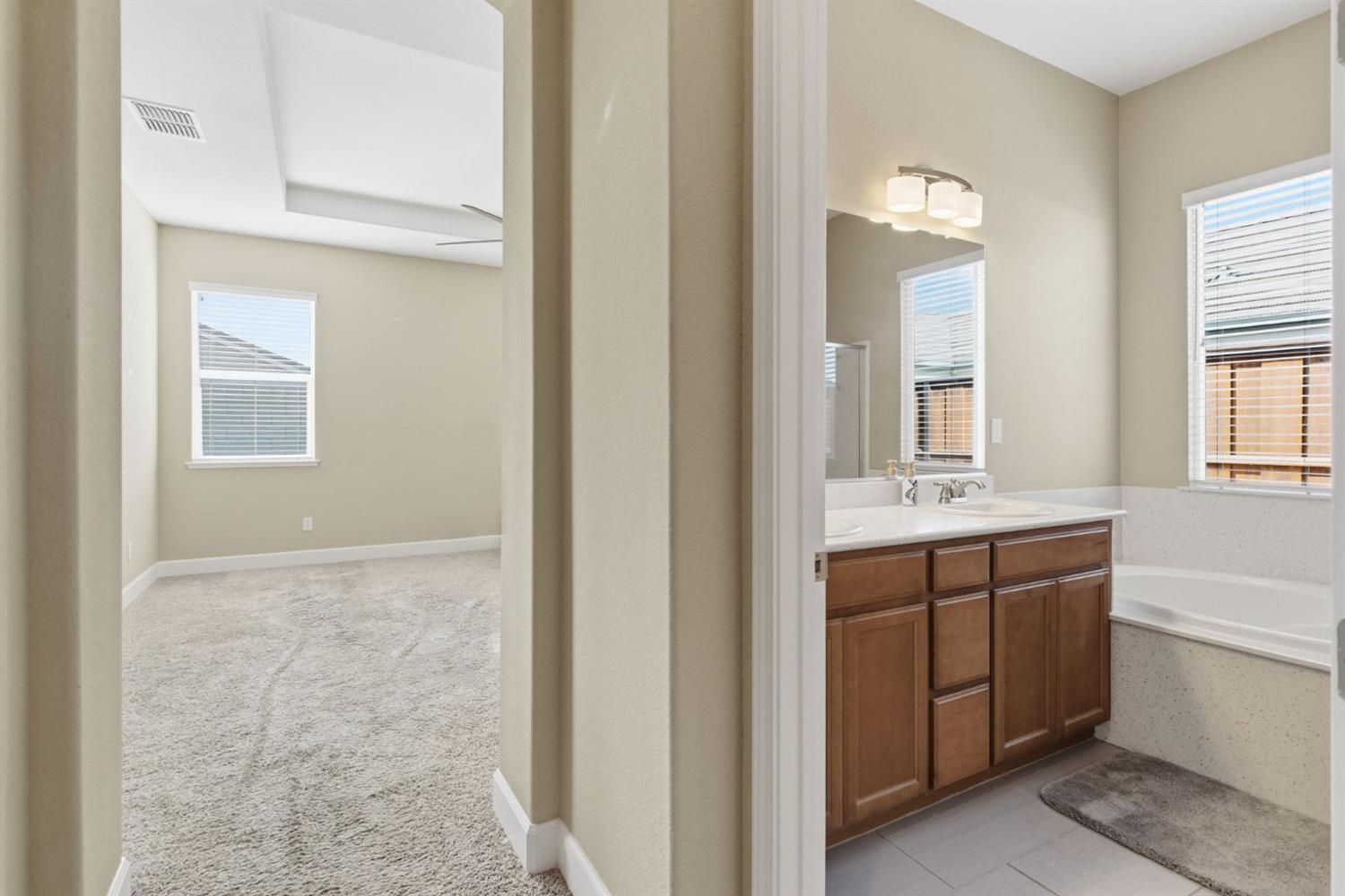 976 Glen Abbey Dr, Manteca, CA 95336