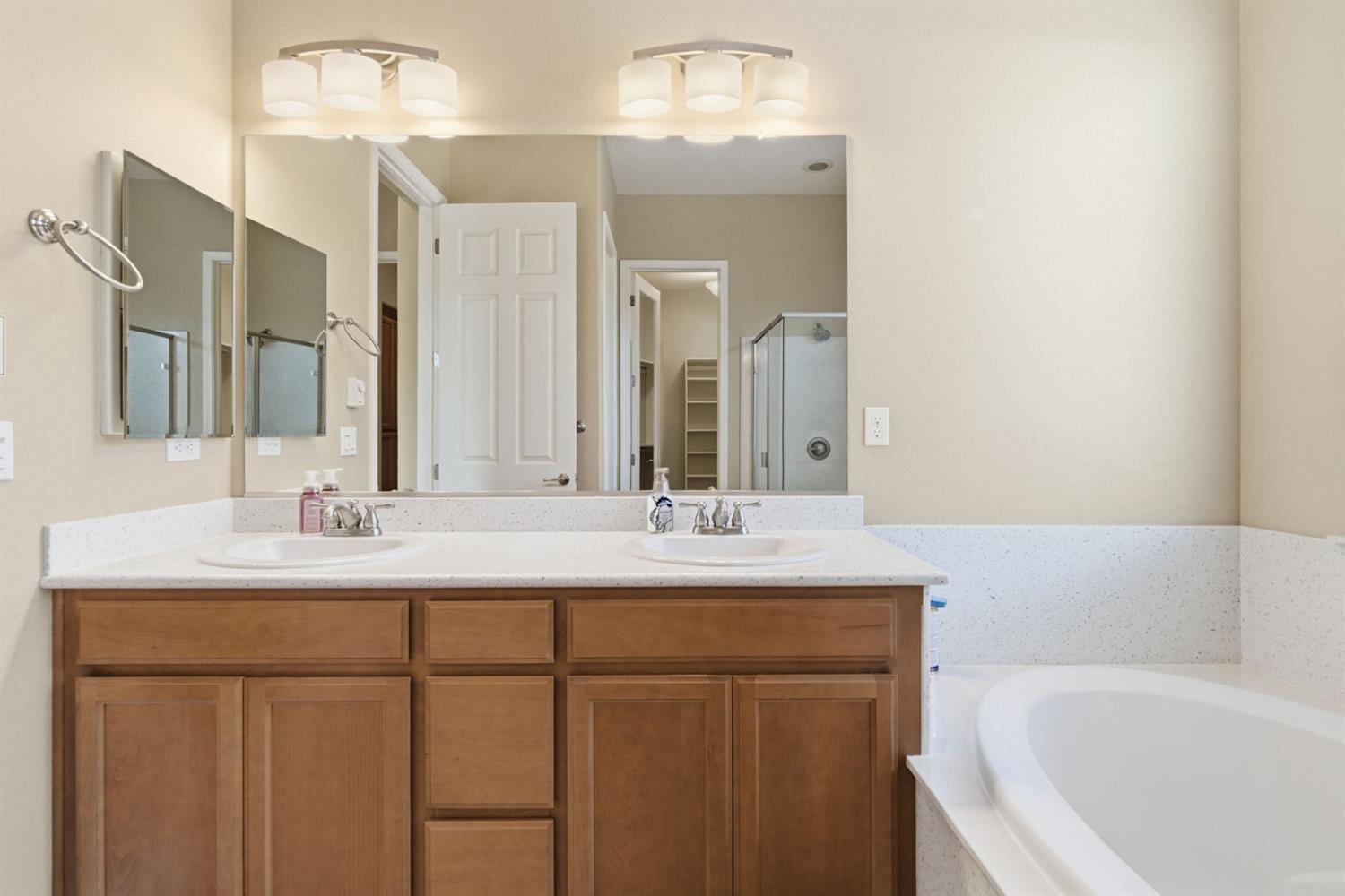 976 Glen Abbey Dr, Manteca, CA 95336