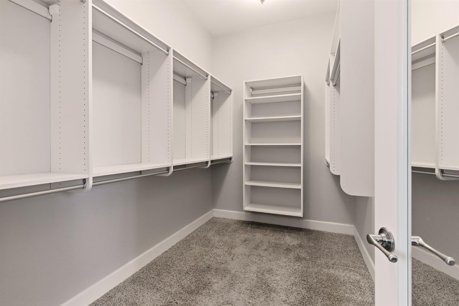 976 Glen Abbey Dr, Manteca, CA 95336