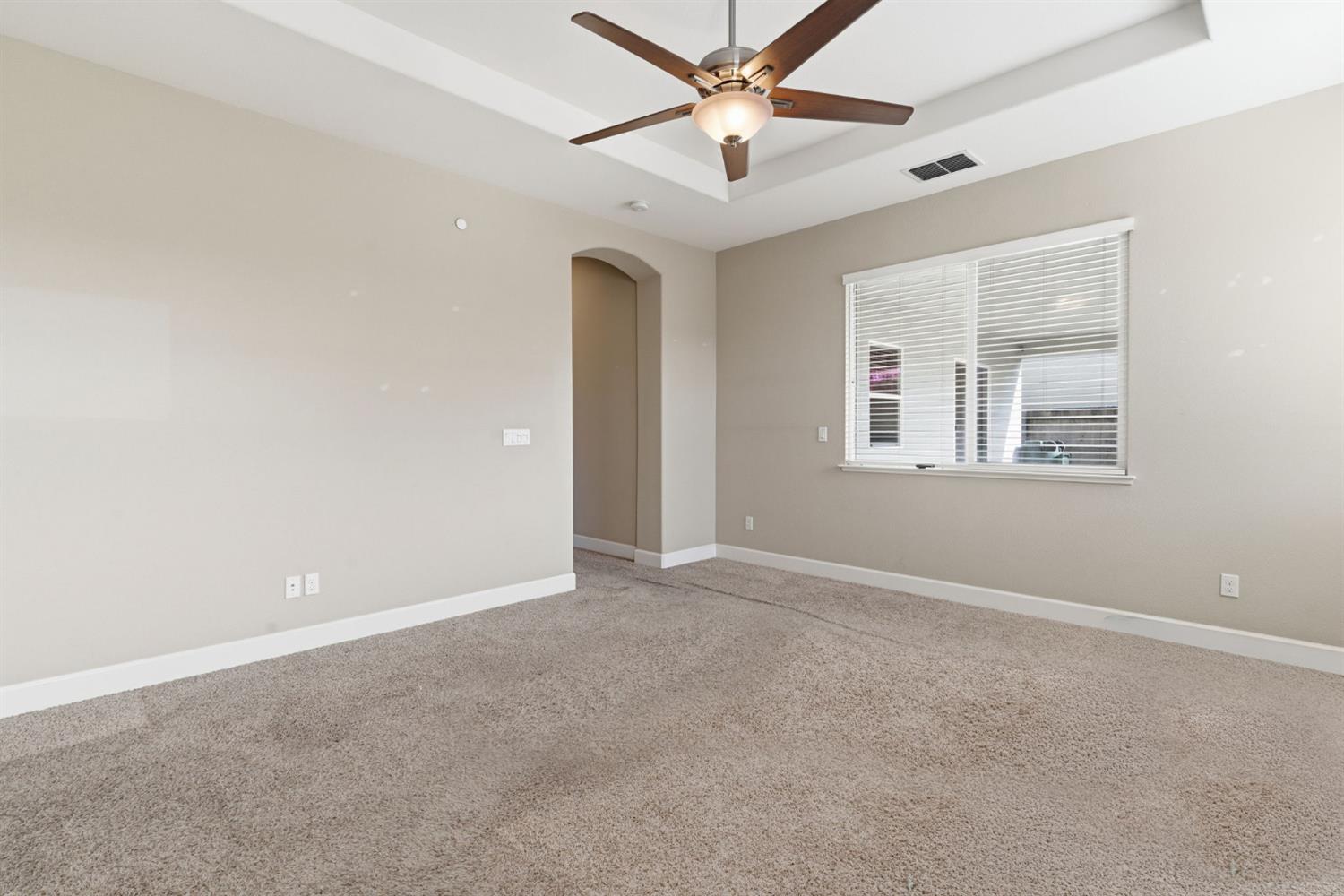 976 Glen Abbey Dr, Manteca, CA 95336