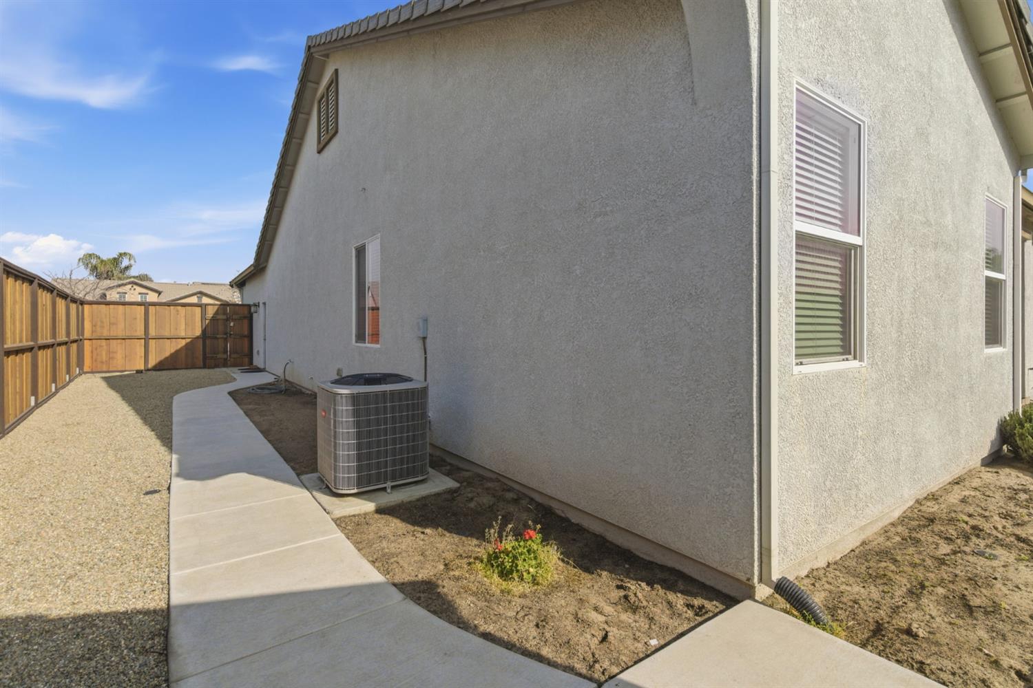 976 Glen Abbey Dr, Manteca, CA 95336