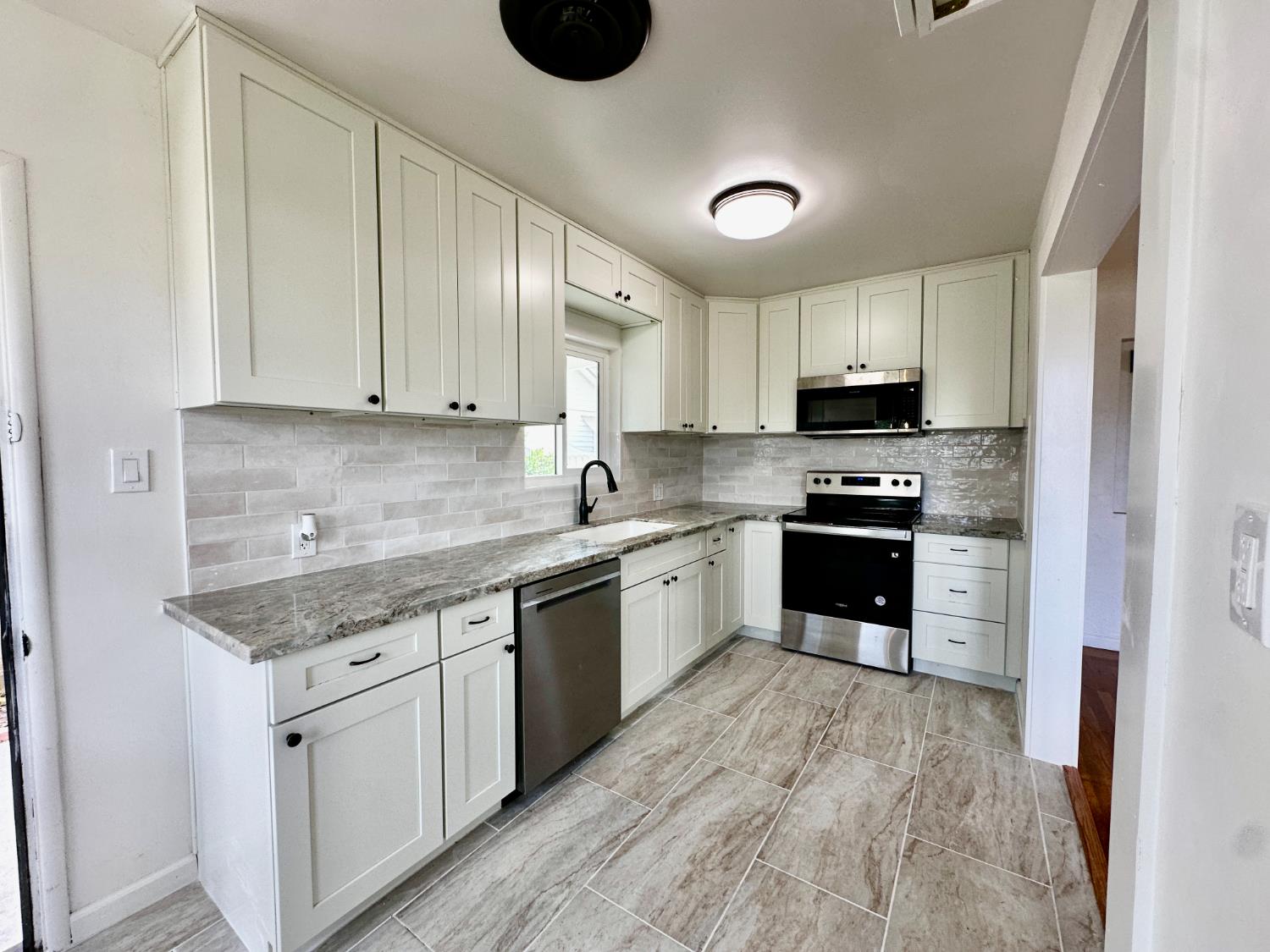 944 W 22nd St, Merced, CA 95340