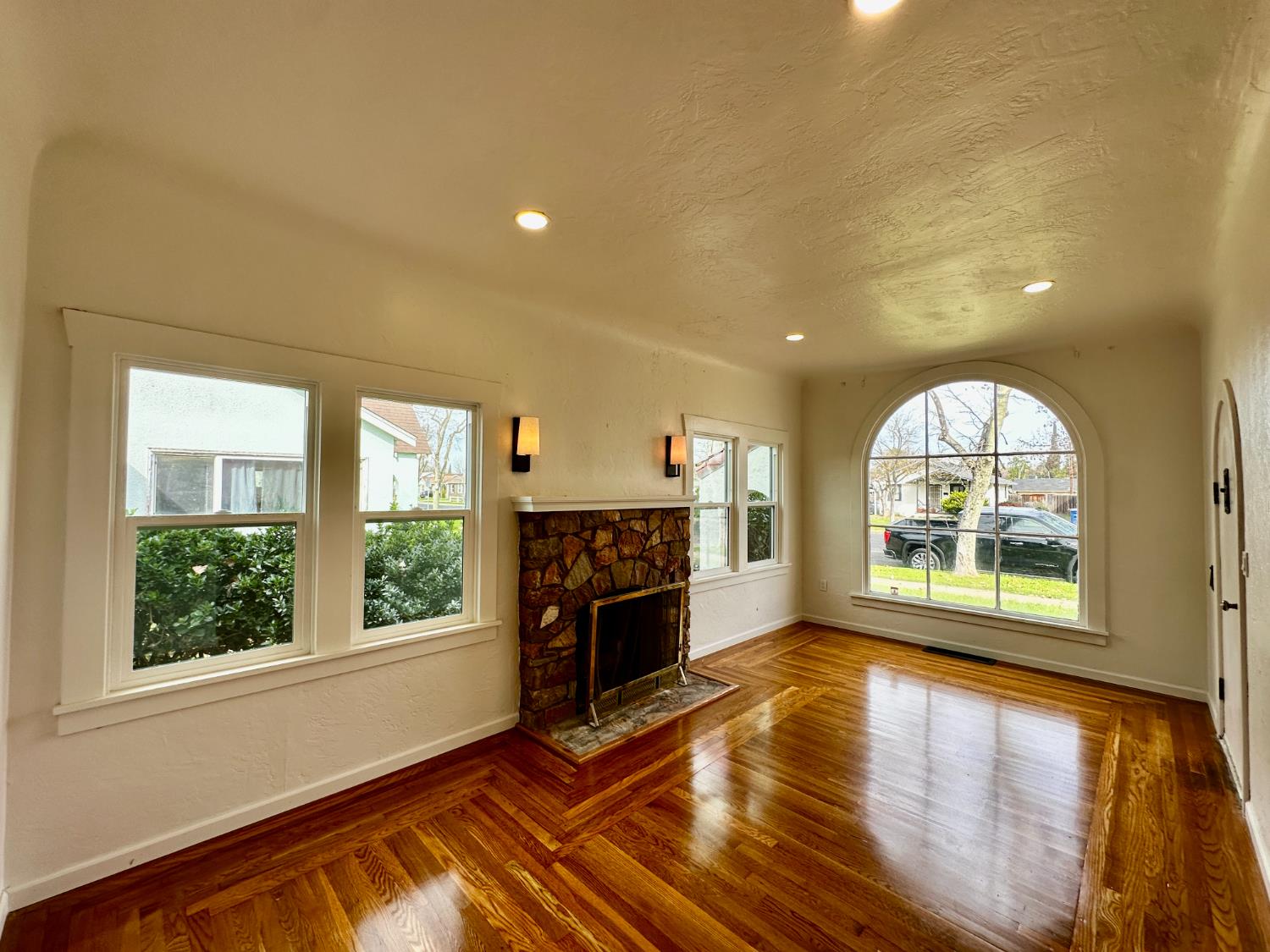 944 W 22nd St, Merced, CA 95340