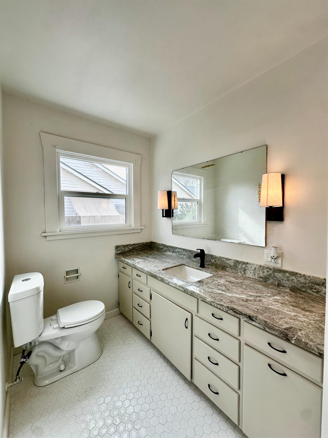 944 W 22nd St, Merced, CA 95340