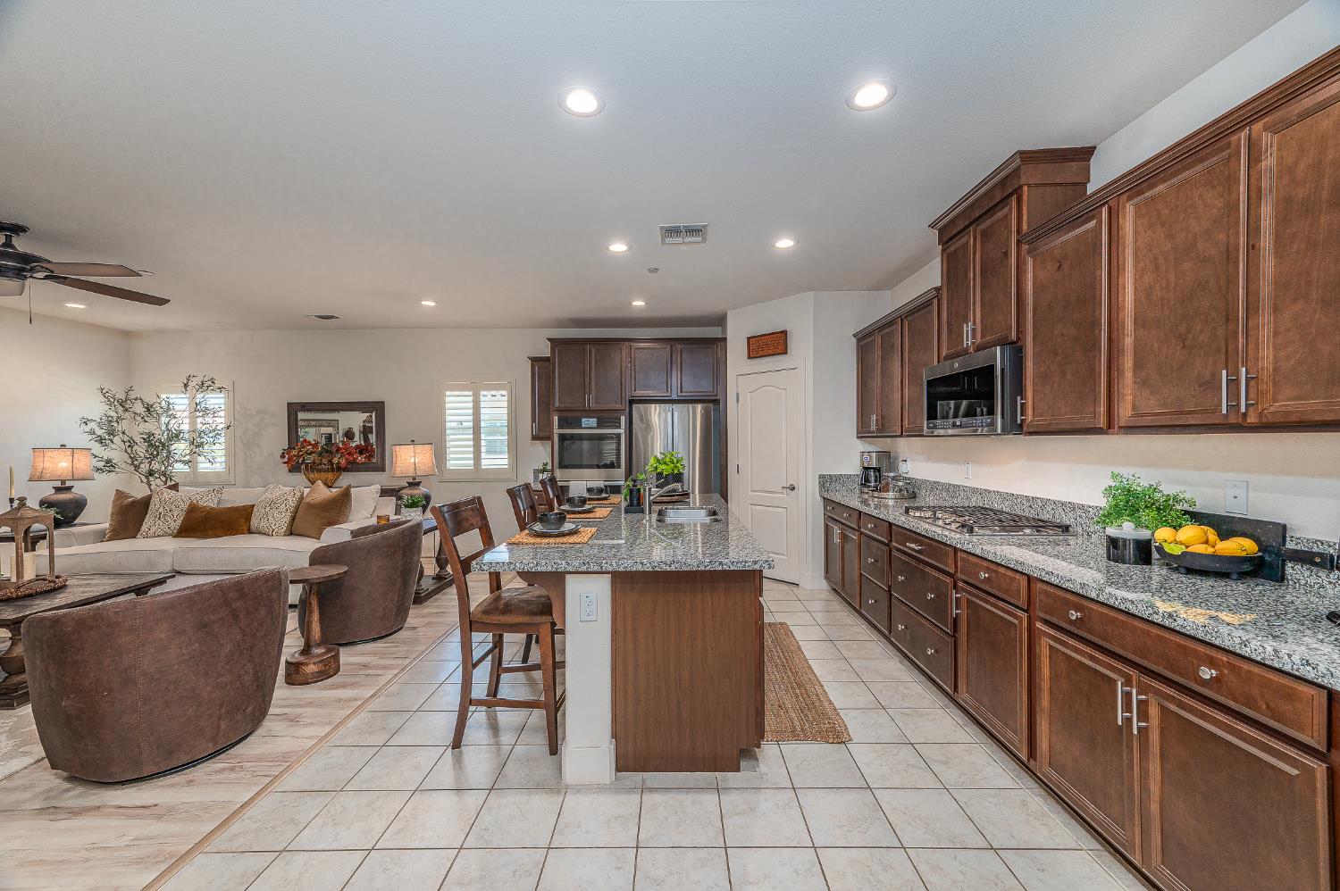 869 Grace Dr, Los Banos, CA 93635