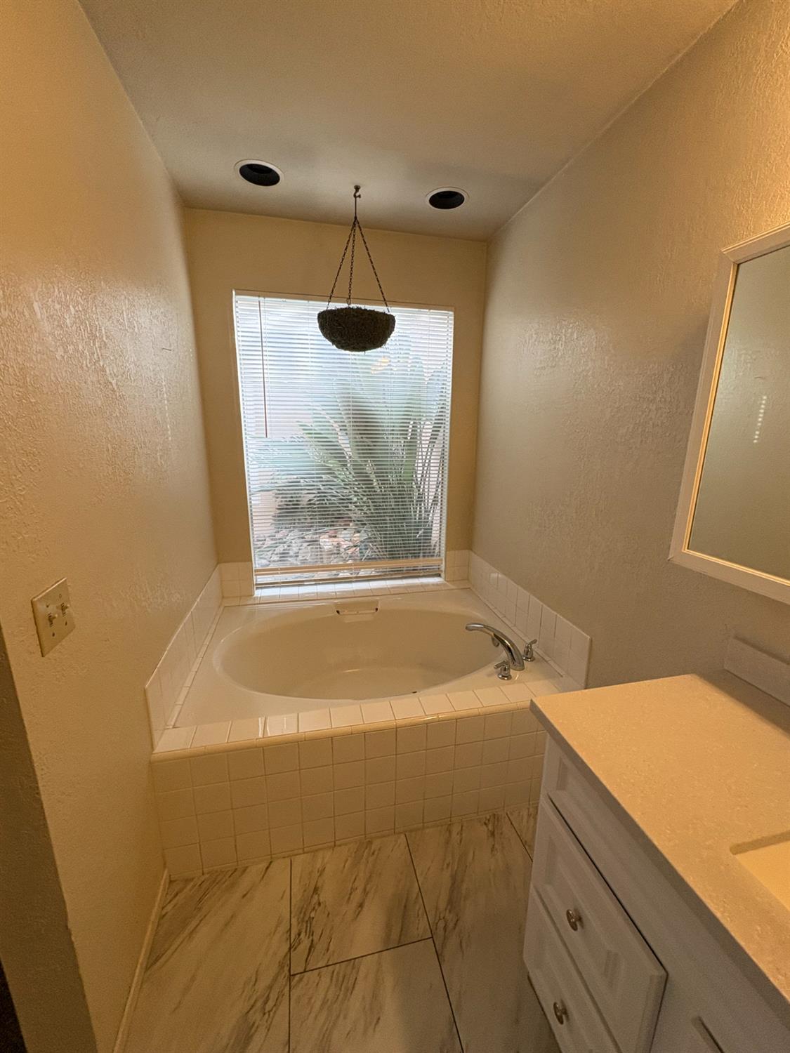 1829 Oak Leaf Dr, Modesto, CA 95354