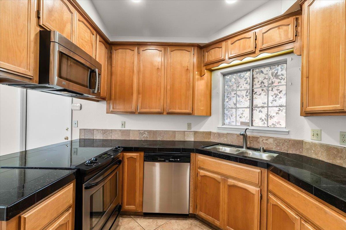 2192 Royal Wood Ln, Turlock, CA 95380