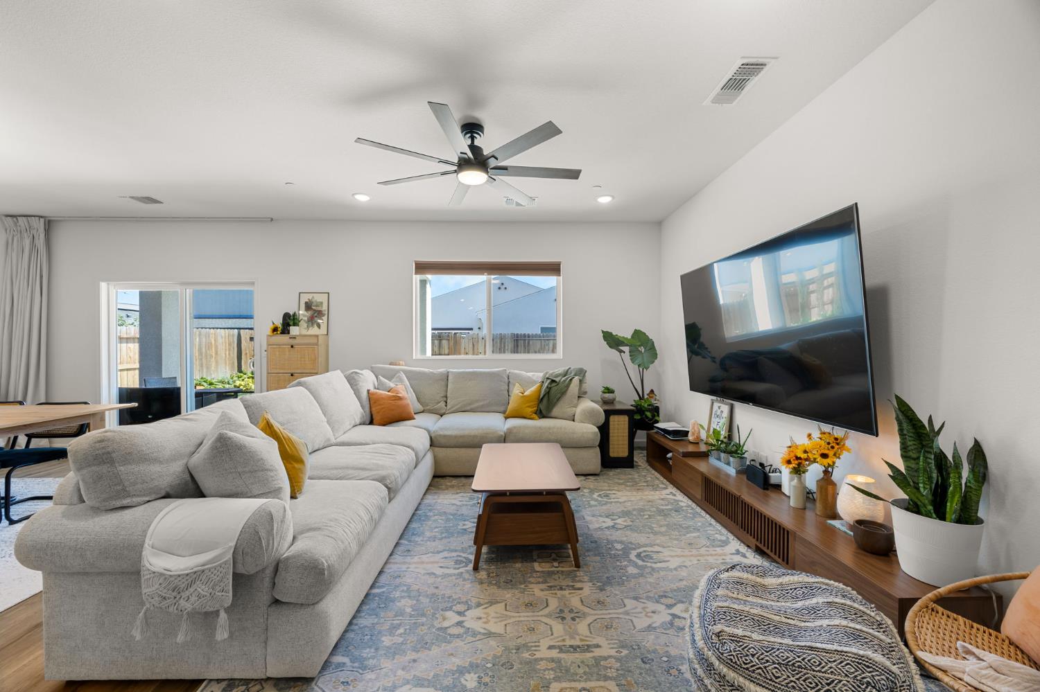 518 Bedfordshire Dr, Patterson, CA 95363