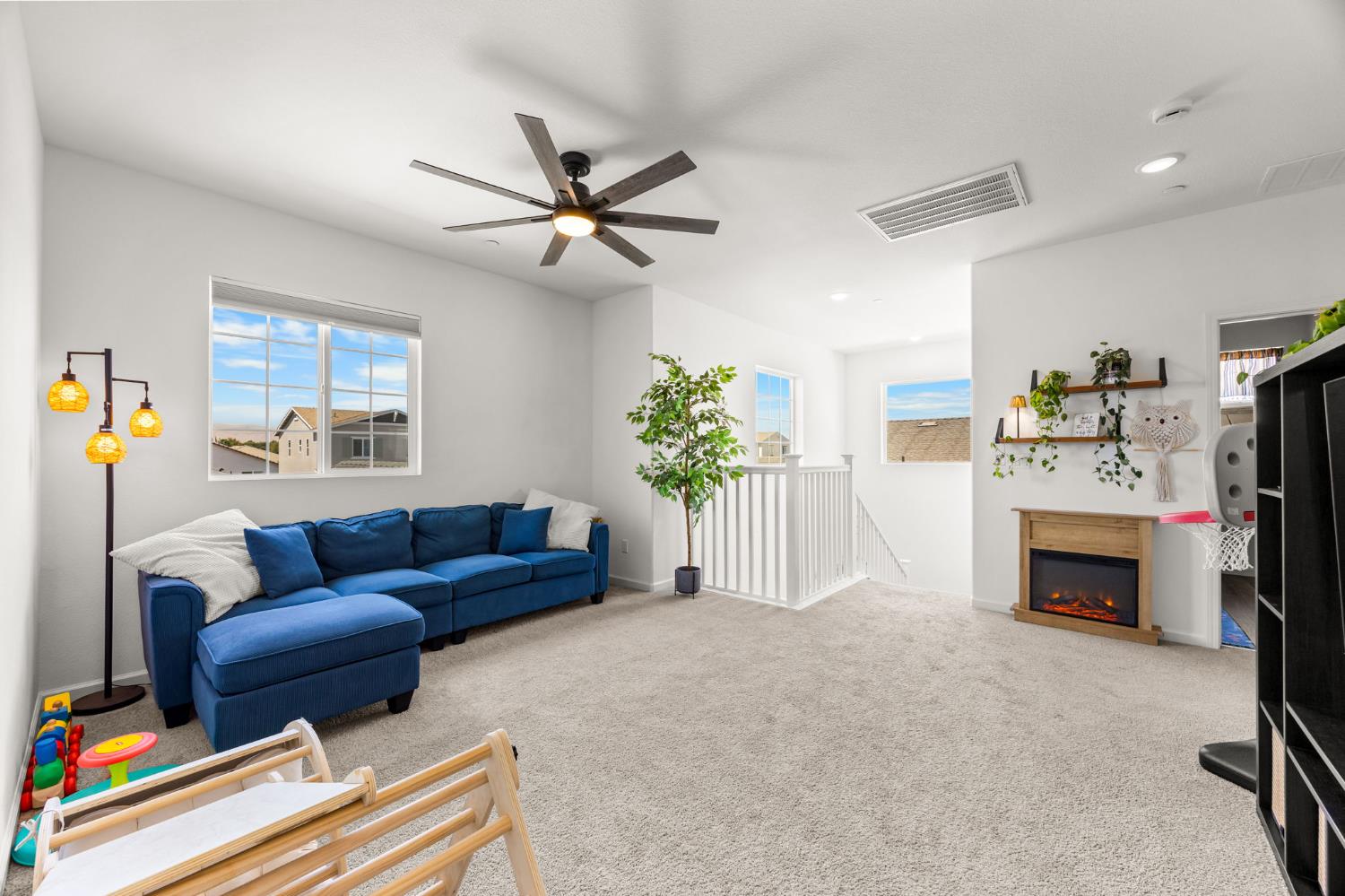 518 Bedfordshire Dr, Patterson, CA 95363