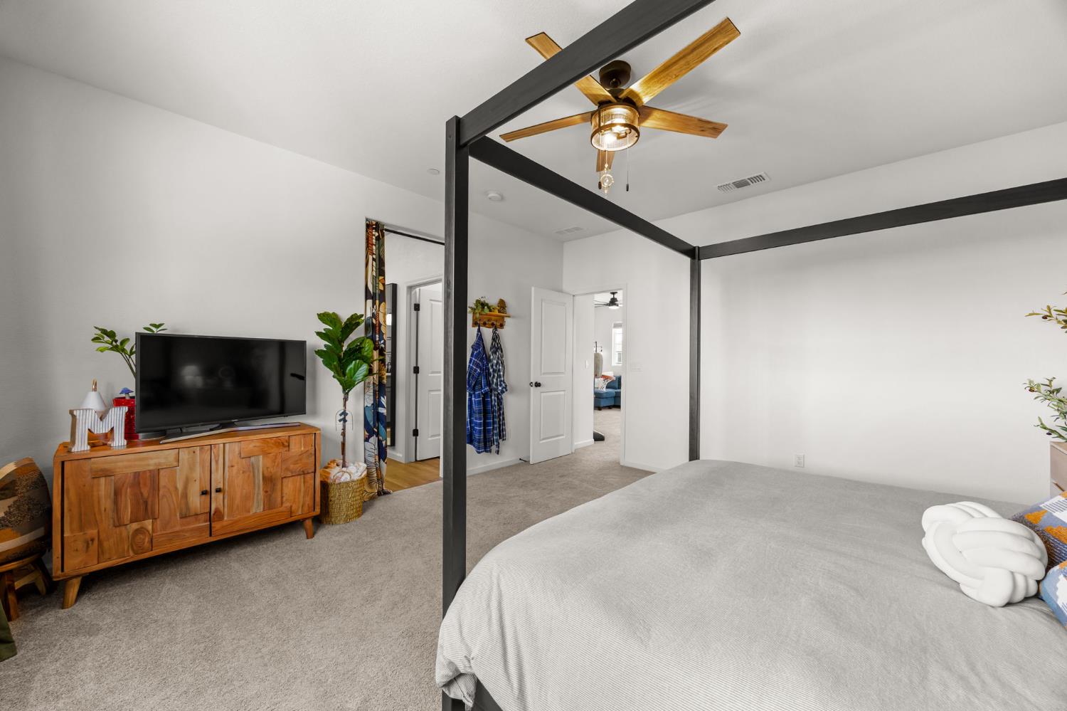 518 Bedfordshire Dr, Patterson, CA 95363