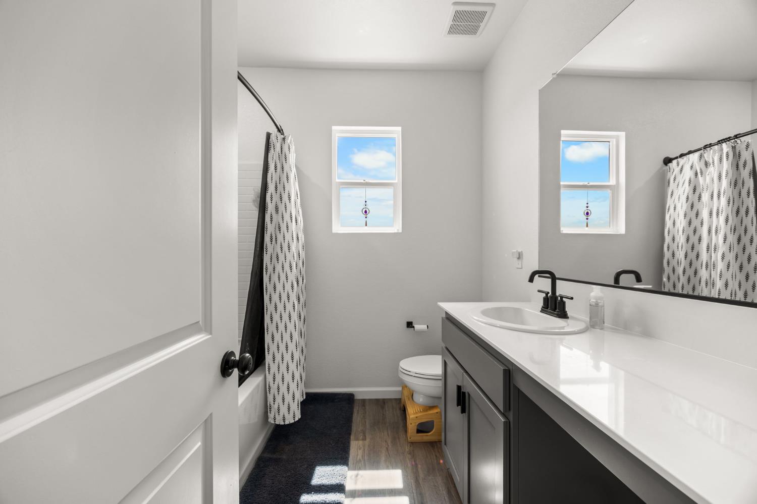 518 Bedfordshire Dr, Patterson, CA 95363