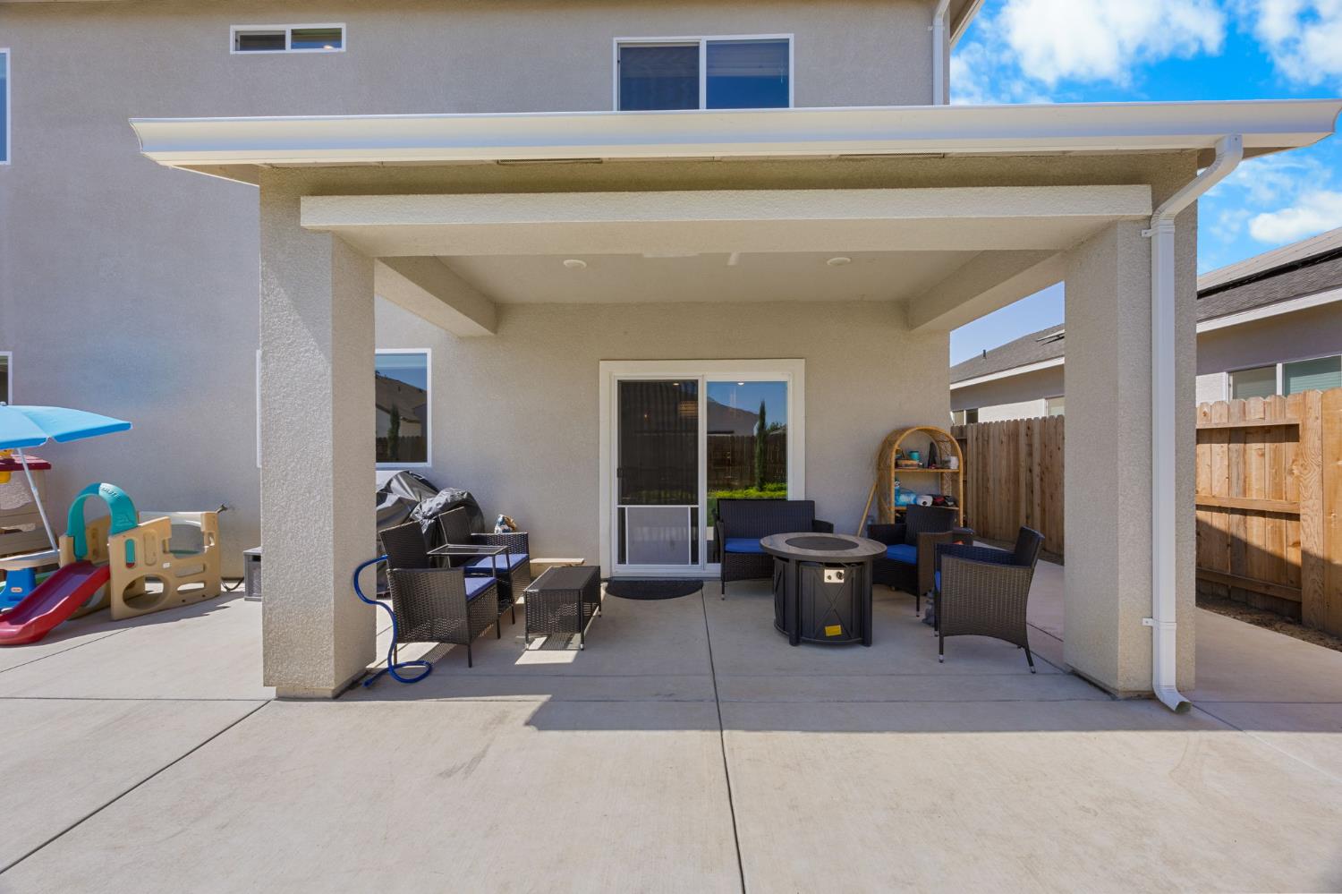 518 Bedfordshire Dr, Patterson, CA 95363