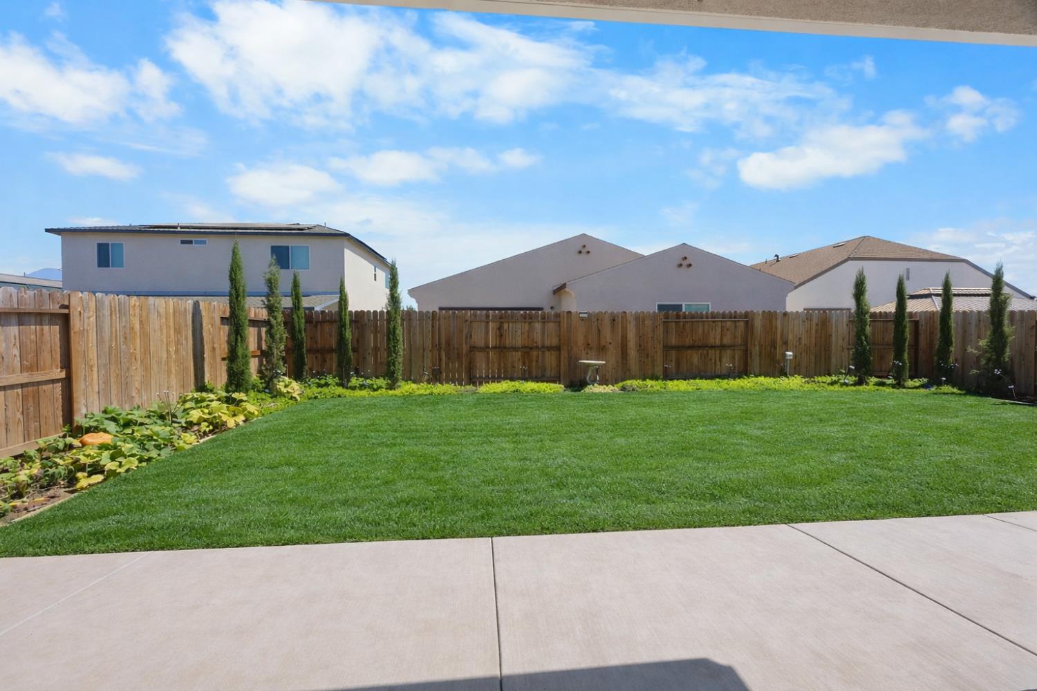 518 Bedfordshire Dr, Patterson, CA 95363