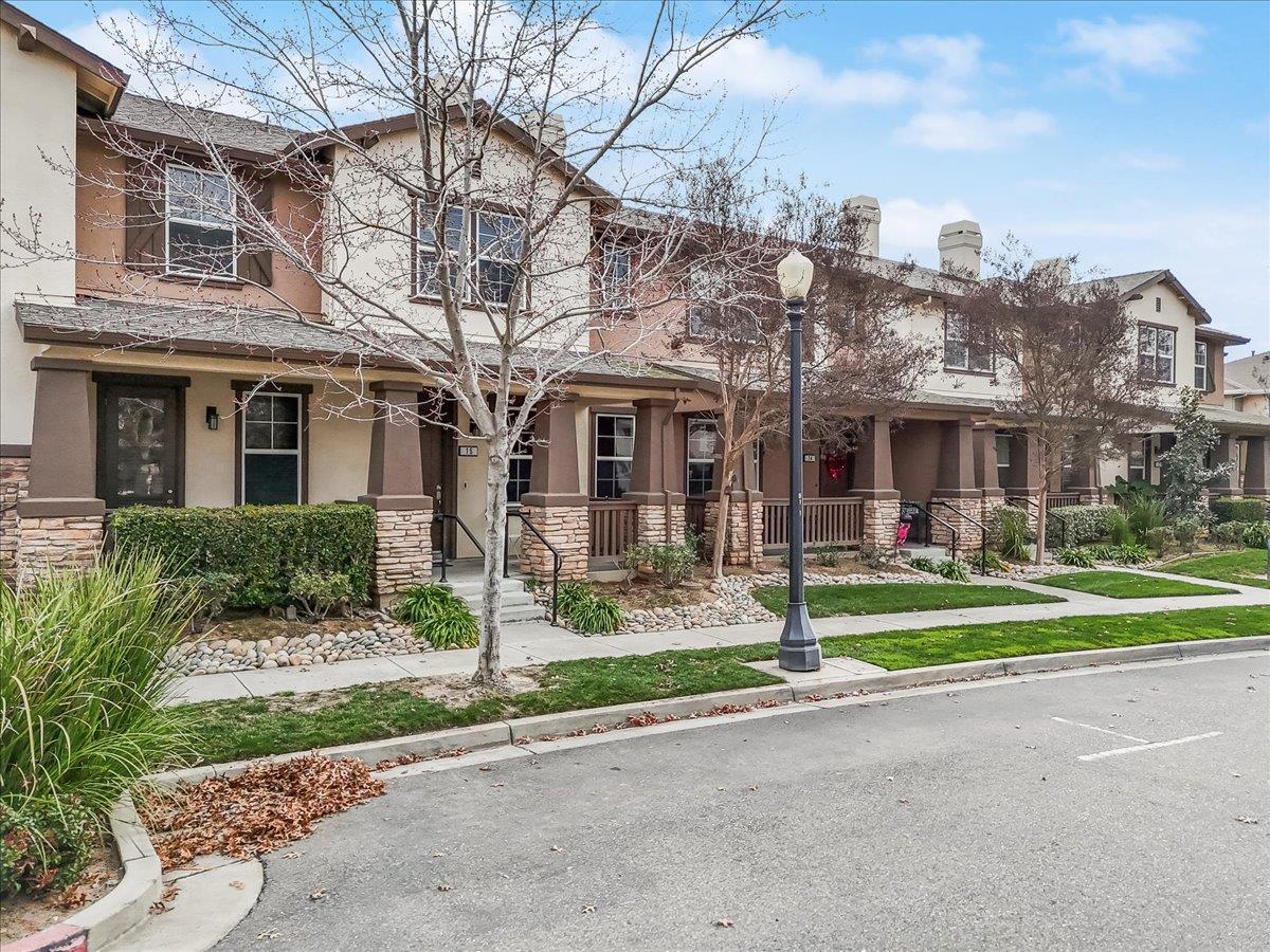 575 Wild Stallion Dr #15, Oakdale, CA 95361