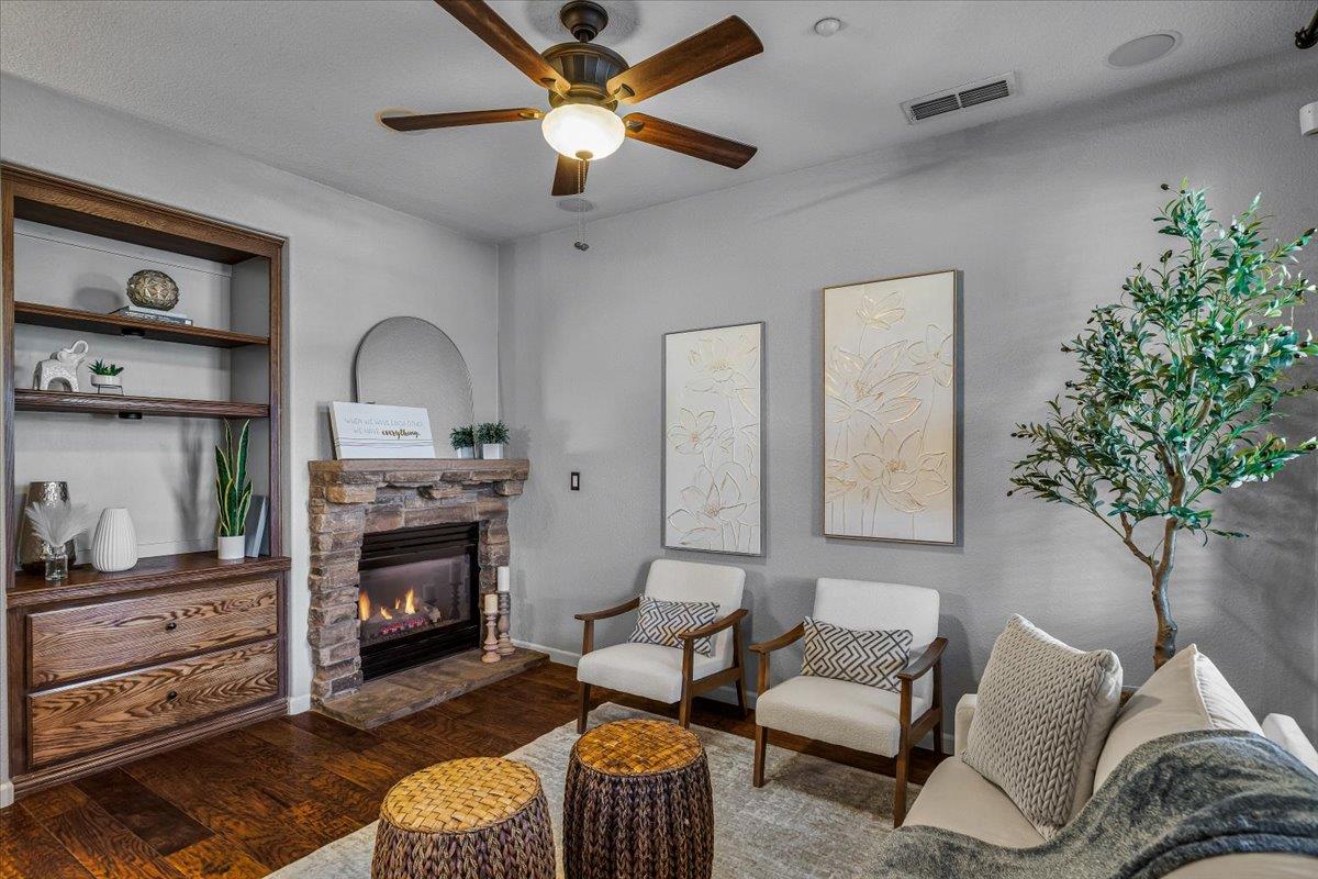 575 Wild Stallion Dr #15, Oakdale, CA 95361