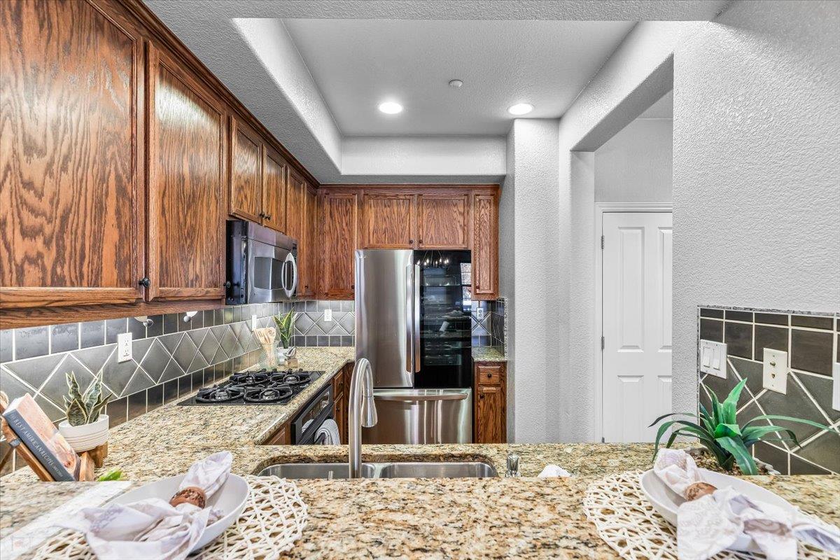 575 Wild Stallion Dr #15, Oakdale, CA 95361