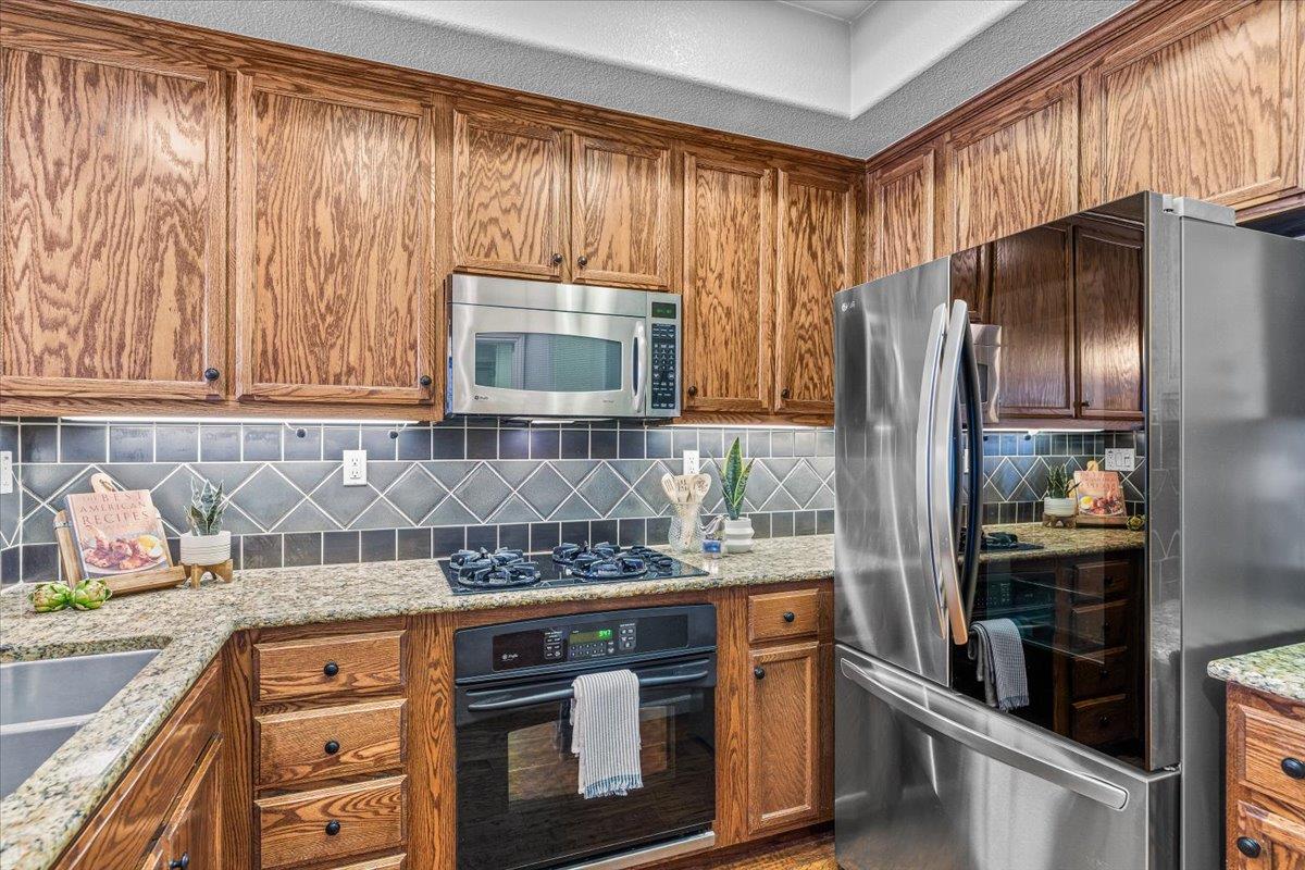 575 Wild Stallion Dr #15, Oakdale, CA 95361