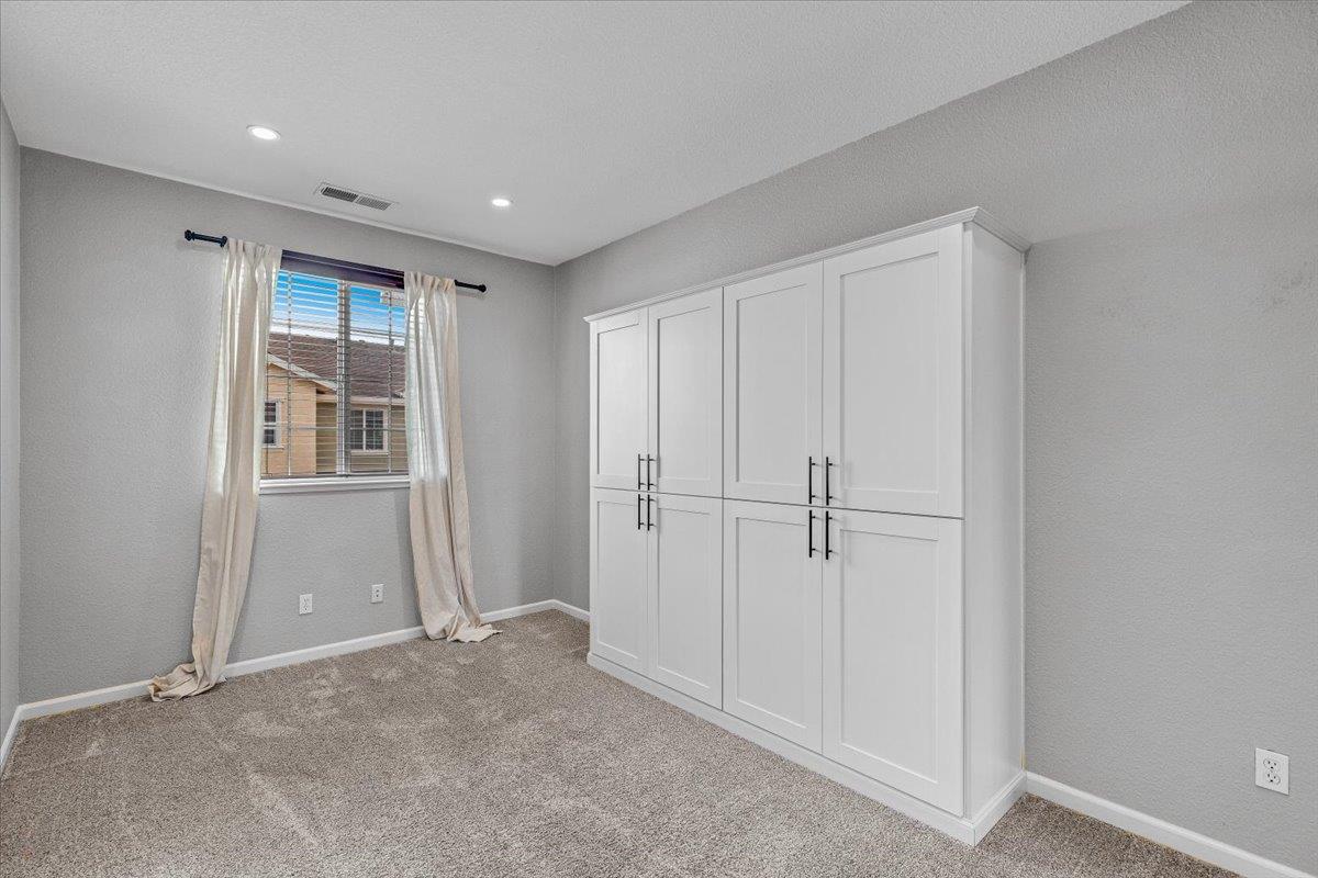 575 Wild Stallion Dr #15, Oakdale, CA 95361