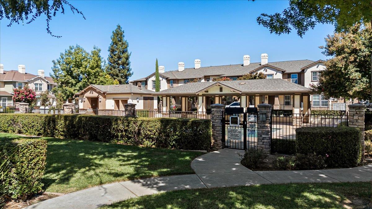 575 Wild Stallion Dr #15, Oakdale, CA 95361