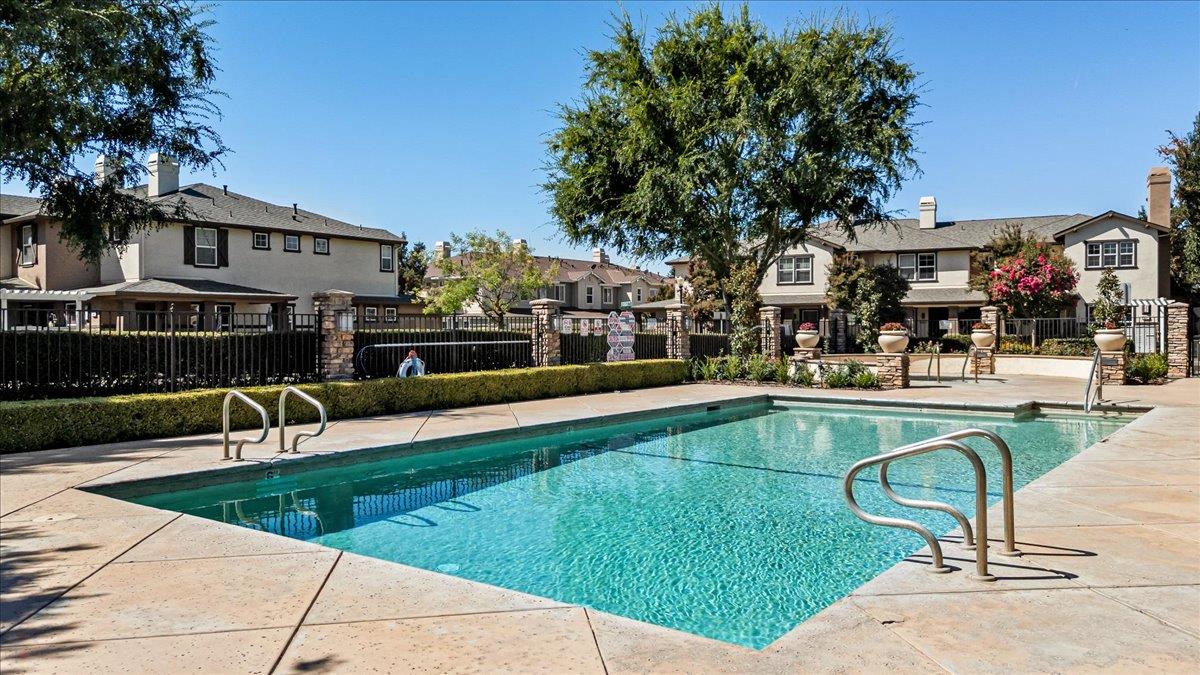 575 Wild Stallion Dr #15, Oakdale, CA 95361