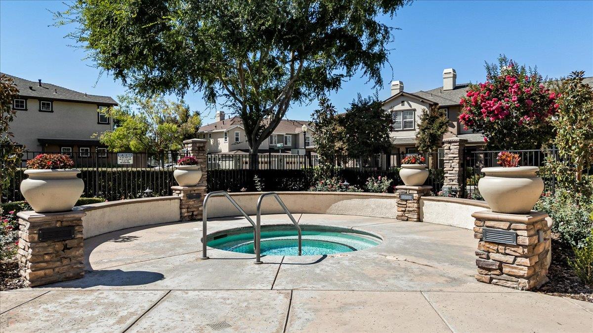 575 Wild Stallion Dr #15, Oakdale, CA 95361