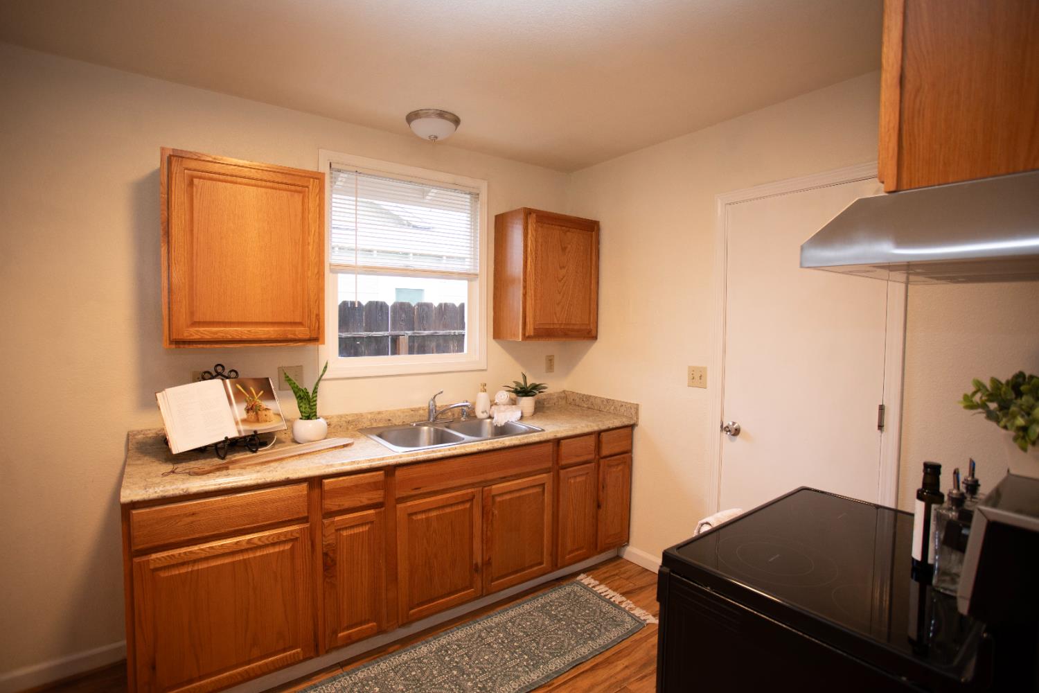 206 S Lee Ave, Oakdale, CA 95361