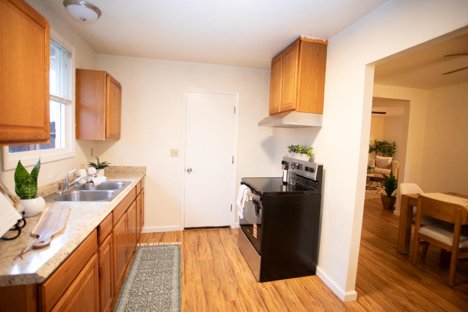 206 S Lee Ave, Oakdale, CA 95361