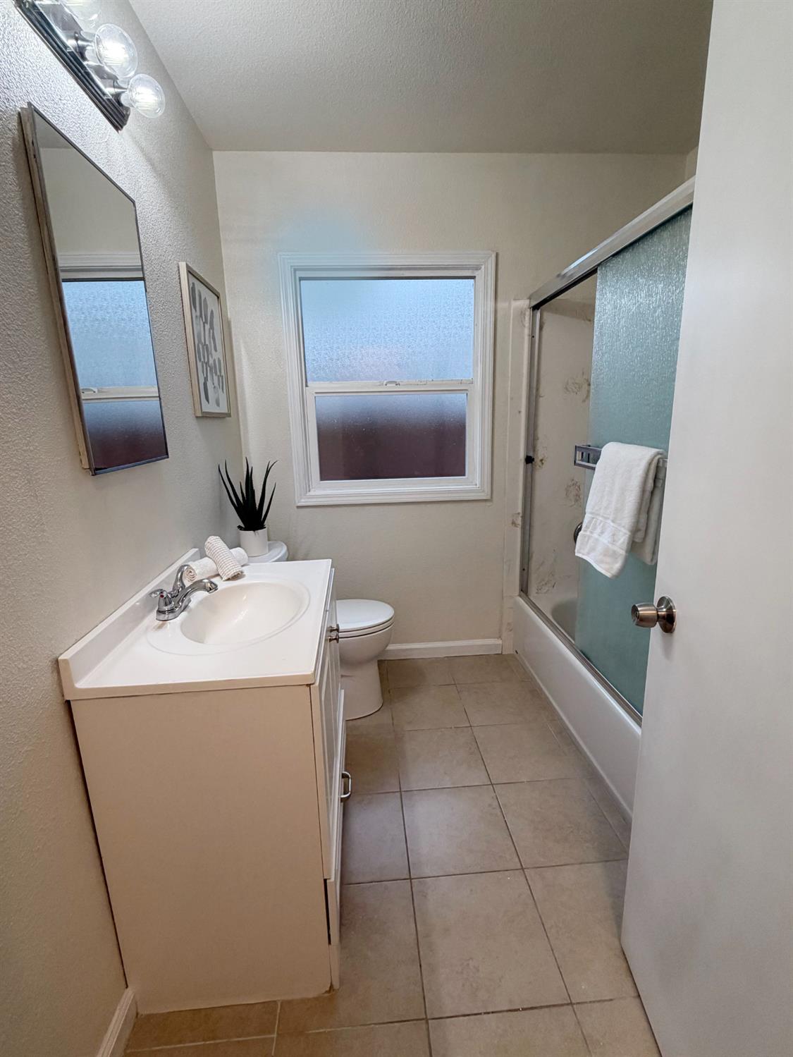 206 S Lee Ave, Oakdale, CA 95361