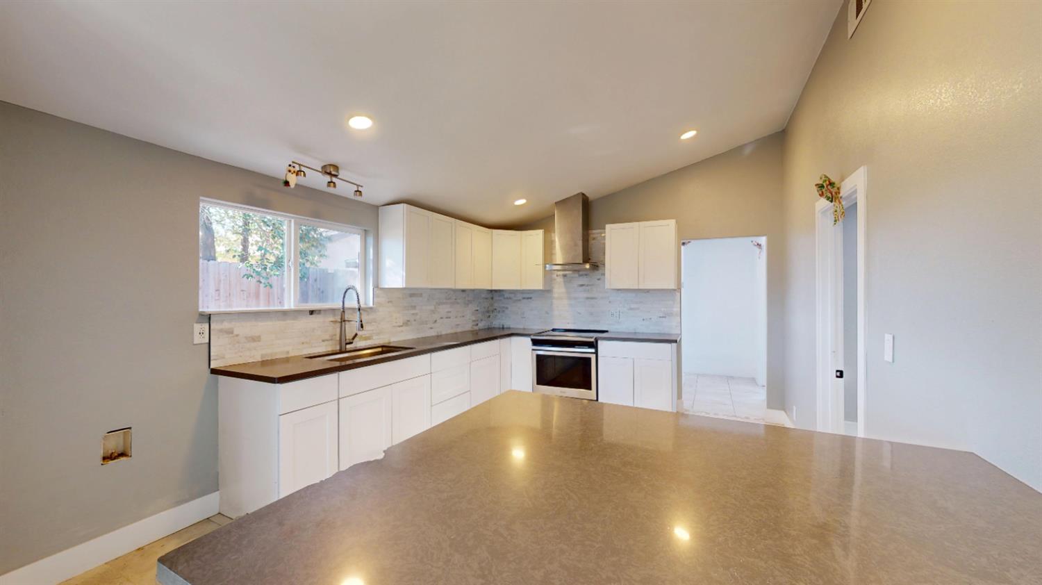 105 Pleasant St, Modesto, CA 95354