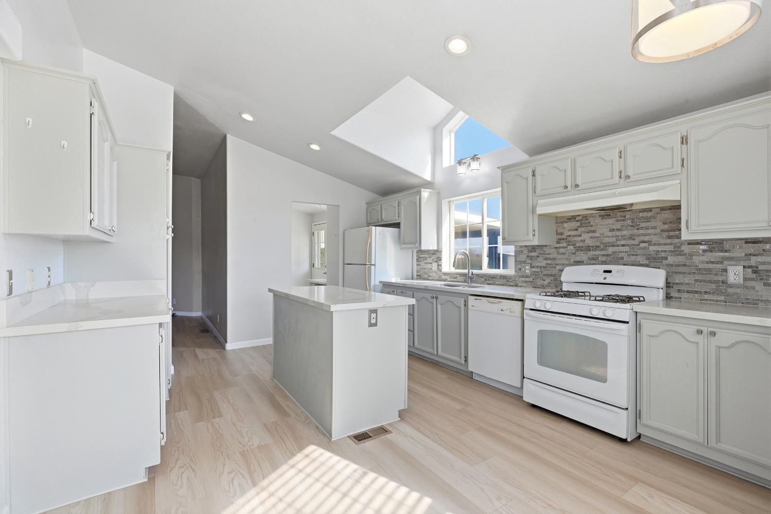 10118 Pioneer Ave, Oakdale, CA 95361