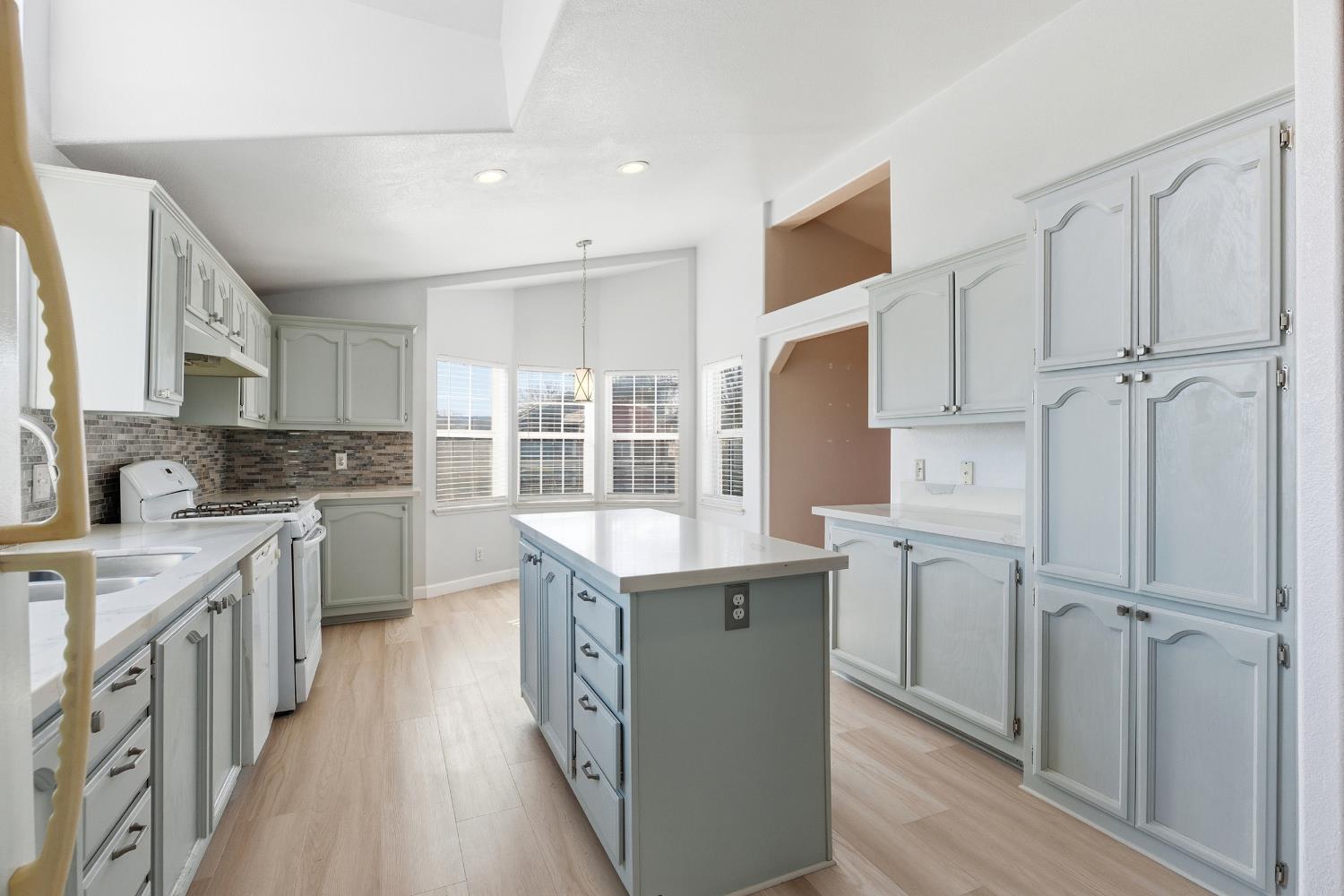 10118 Pioneer Ave, Oakdale, CA 95361