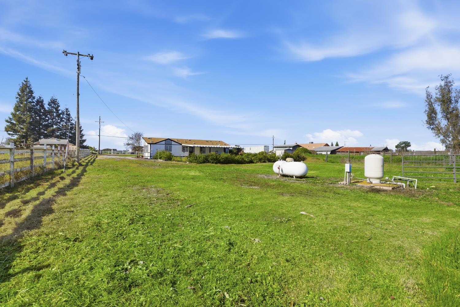 10118 Pioneer Ave, Oakdale, CA 95361