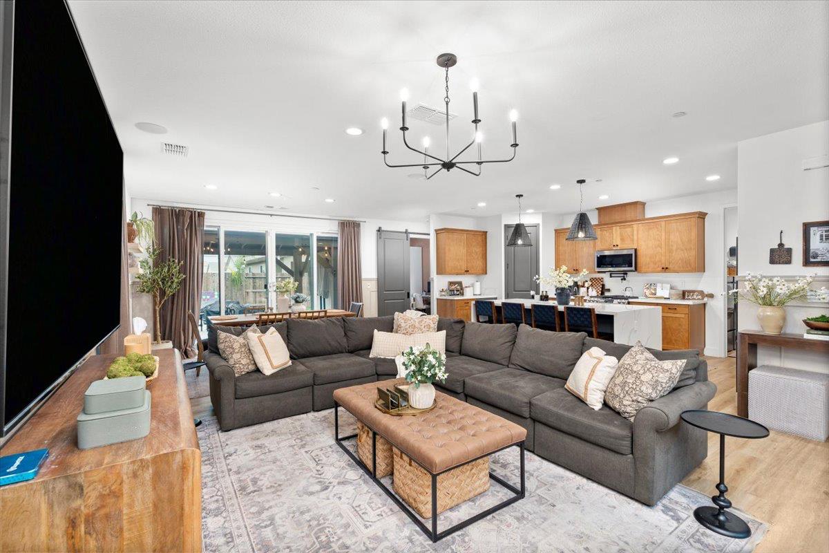 2115 Enchantment Dr., Manteca, CA 95337